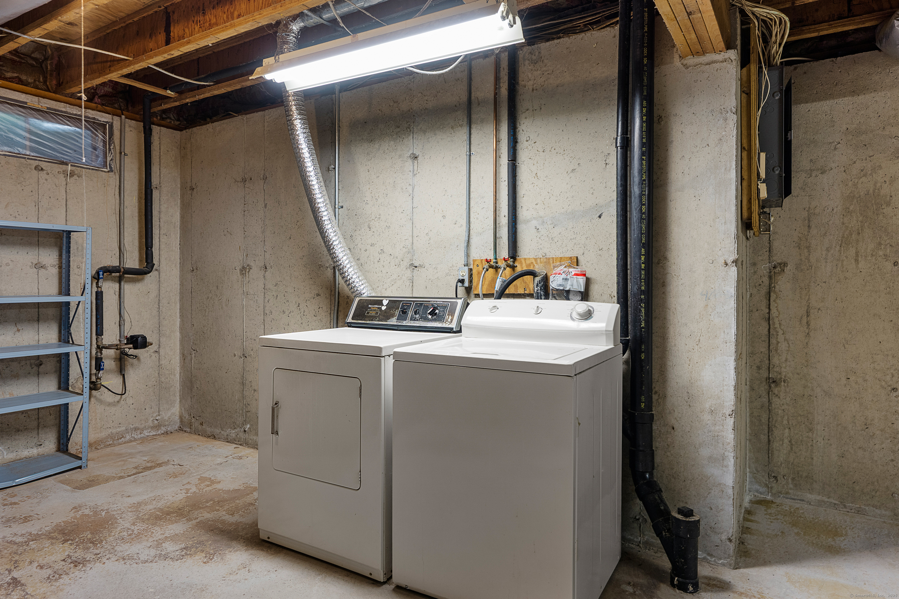 Farmington, Connecticut 06032, United States, 2 Bedrooms Bedrooms, ,3 BathroomsBathrooms,Residential,Active,206009