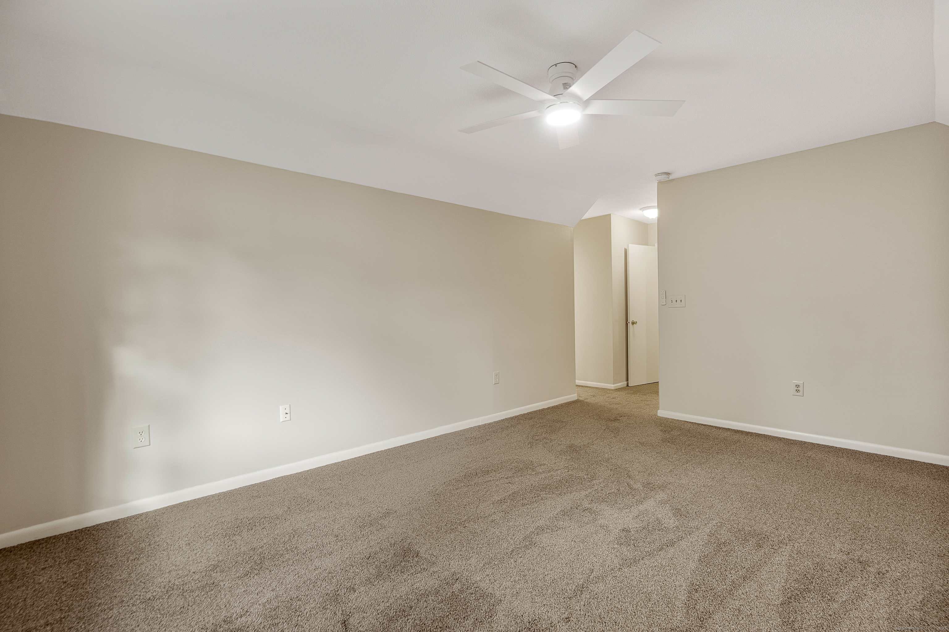 Farmington, Connecticut 06032, United States, 2 Bedrooms Bedrooms, ,3 BathroomsBathrooms,Residential,Active,206009