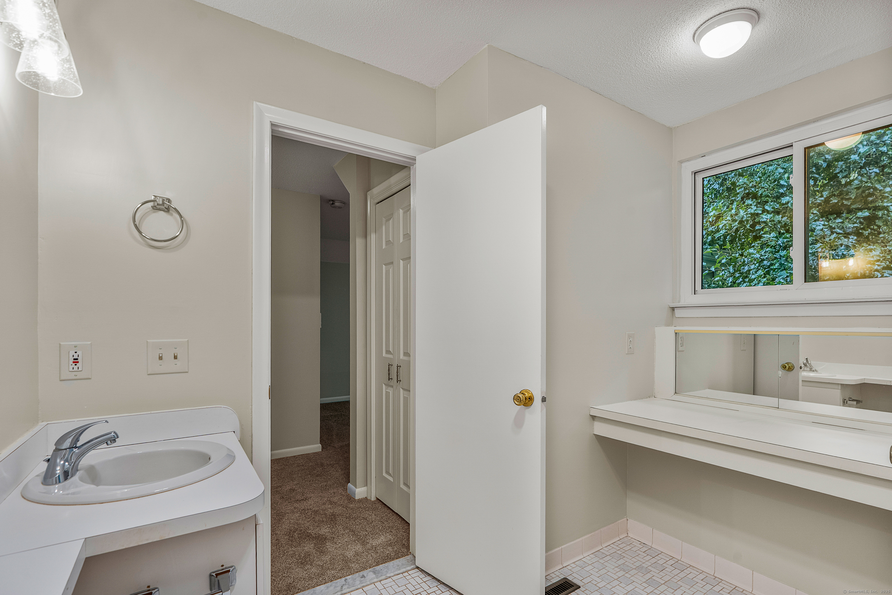 Farmington, Connecticut 06032, United States, 2 Bedrooms Bedrooms, ,3 BathroomsBathrooms,Residential,Active,206009