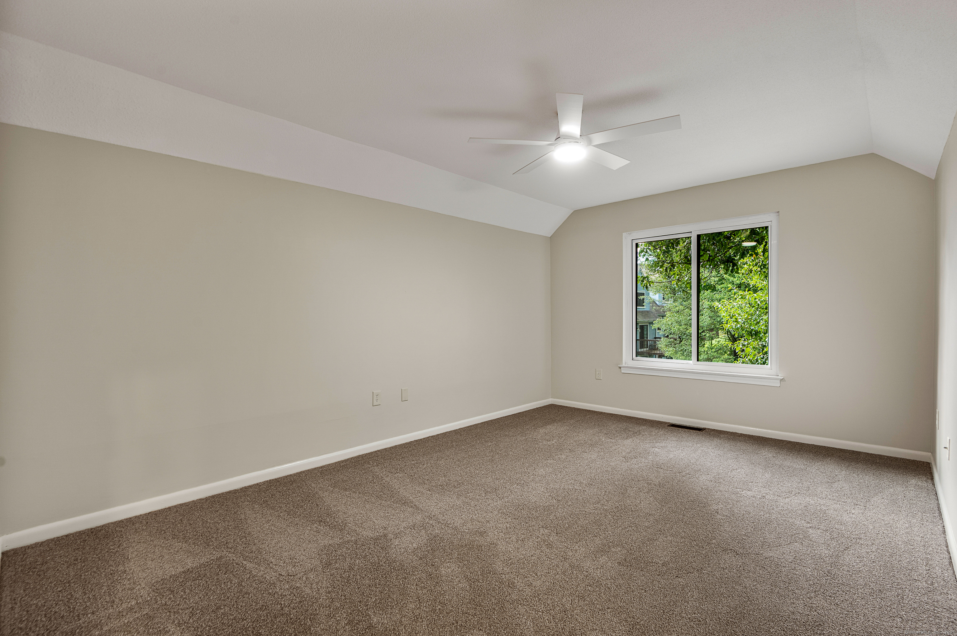 Farmington, Connecticut 06032, United States, 2 Bedrooms Bedrooms, ,3 BathroomsBathrooms,Residential,Active,206009