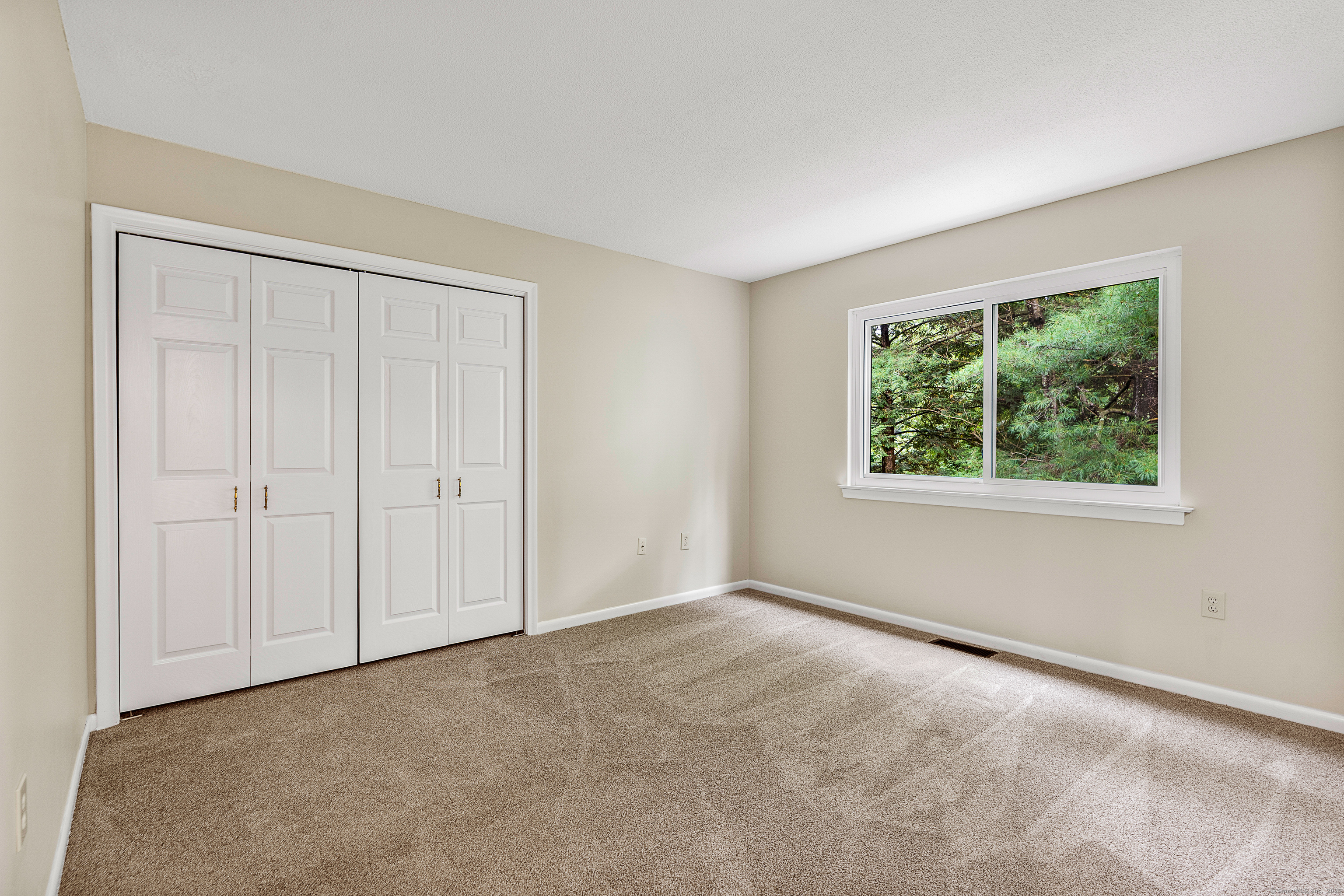 Farmington, Connecticut 06032, United States, 2 Bedrooms Bedrooms, ,3 BathroomsBathrooms,Residential,Active,206009