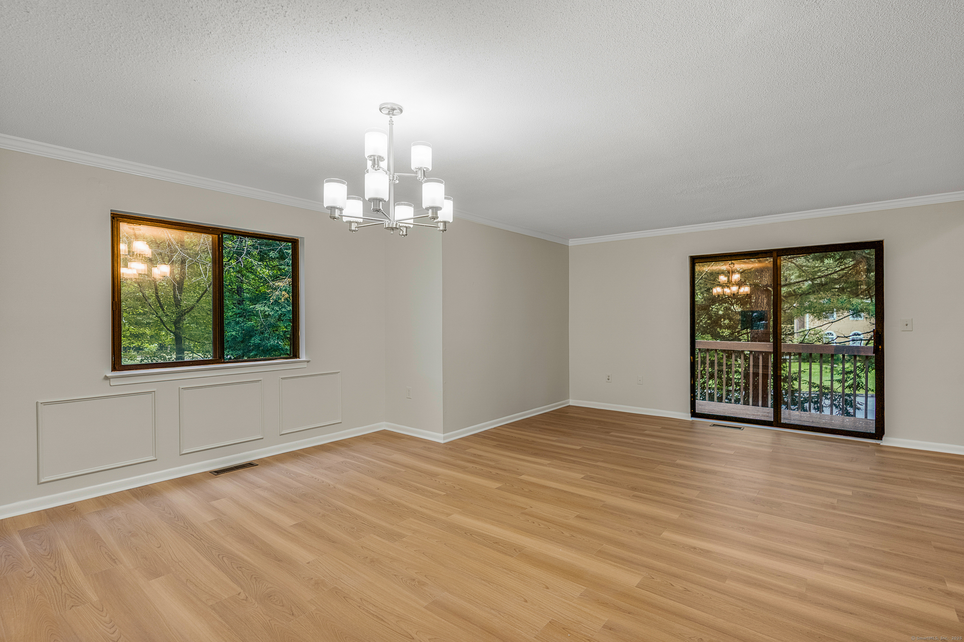 Farmington, Connecticut 06032, United States, 2 Bedrooms Bedrooms, ,3 BathroomsBathrooms,Residential,Active,206009