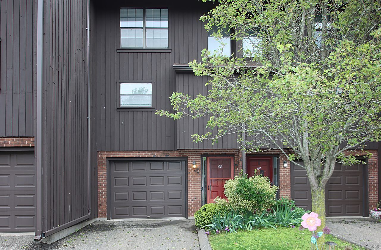 Property for Sale at Mattabasset Drive 198, Meriden, Connecticut - Bedrooms: 2 
Bathrooms: 2 
Rooms: 5  - $240,000