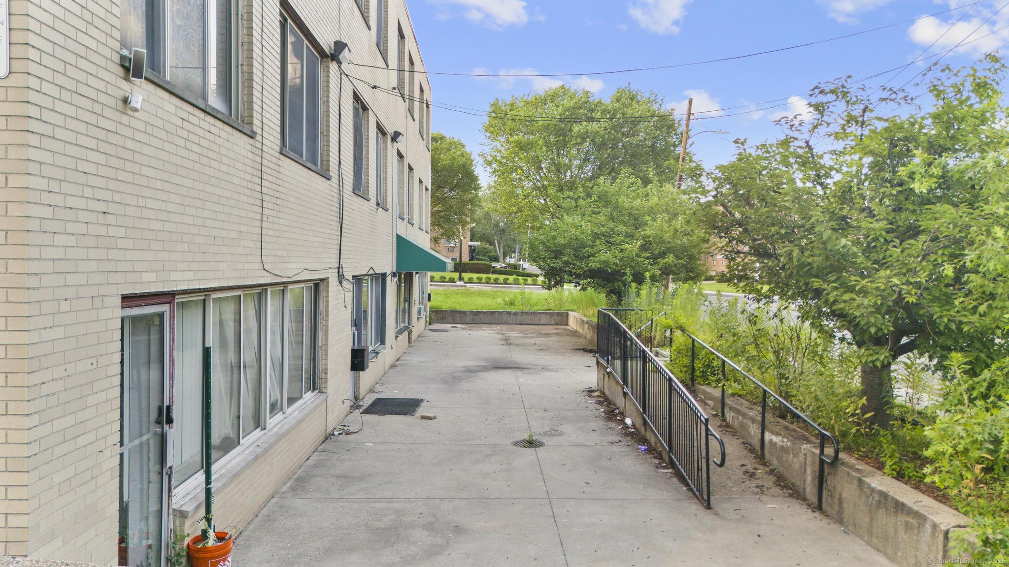 621 Farmington Avenue