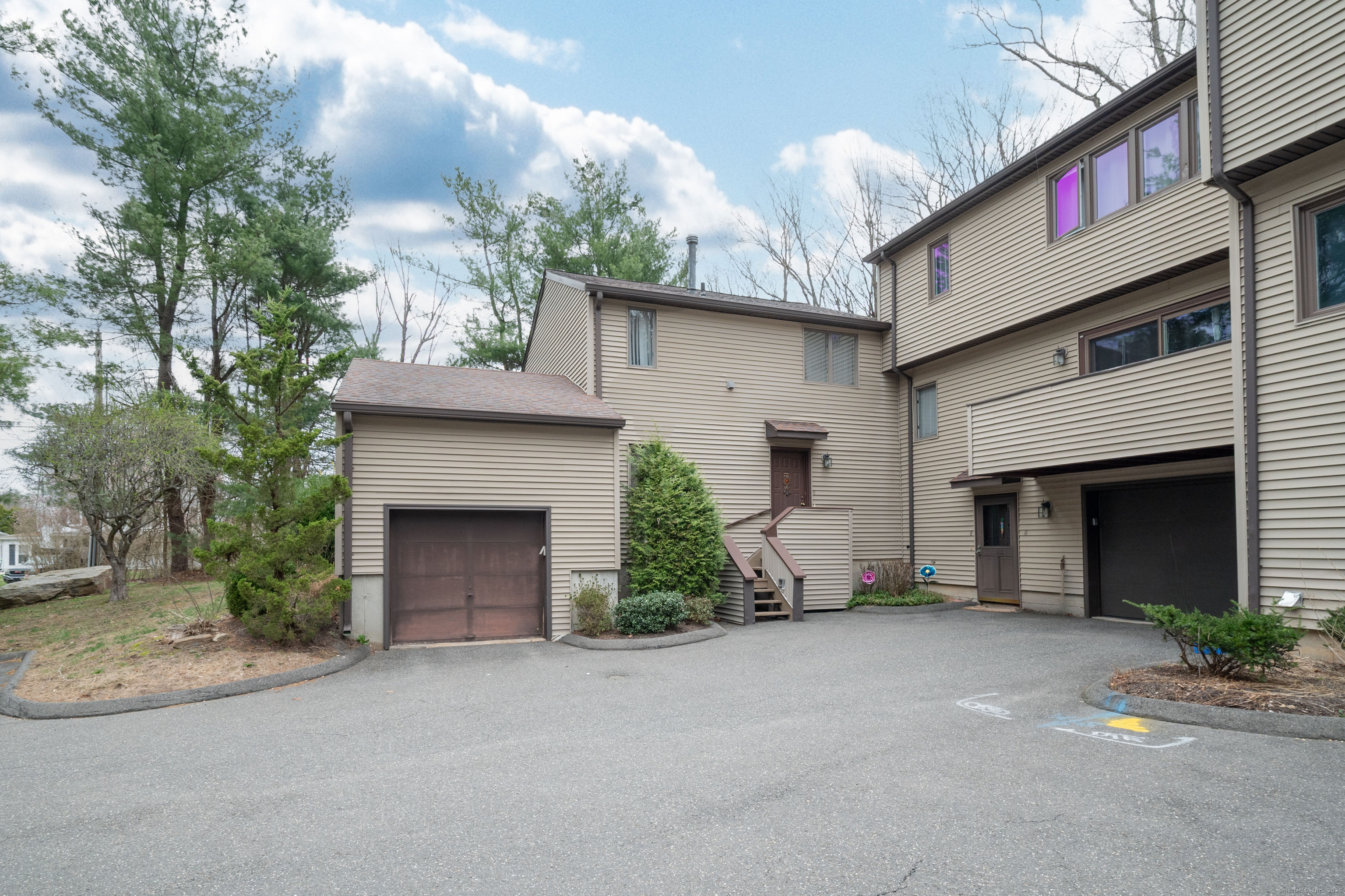 Property for Sale at Kings Wood Manor 9, Shelton, Connecticut - Bedrooms: 2 
Bathrooms: 2 
Rooms: 8  - $389,000