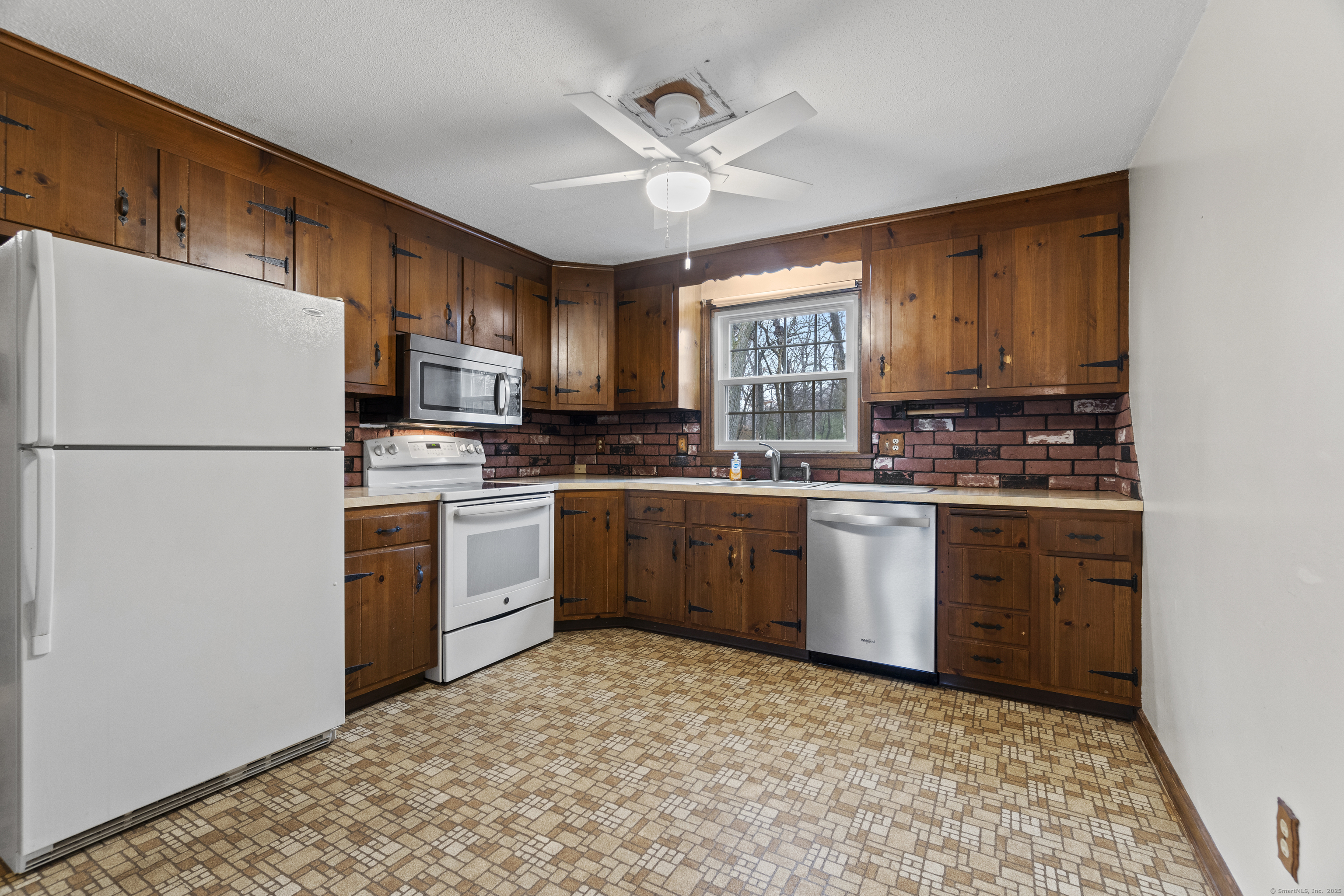 135 Butternut Lane, Southington, Connecticut image 2