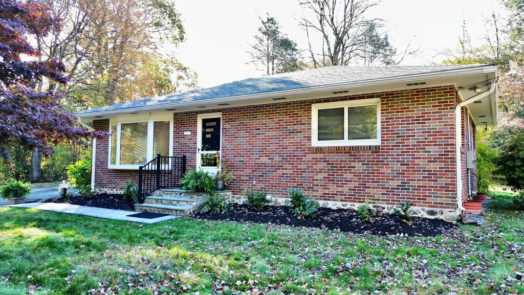 Photo of 11 Upper Whittemore Road, Middlebury, CT 06762 (MLS # 24136109)