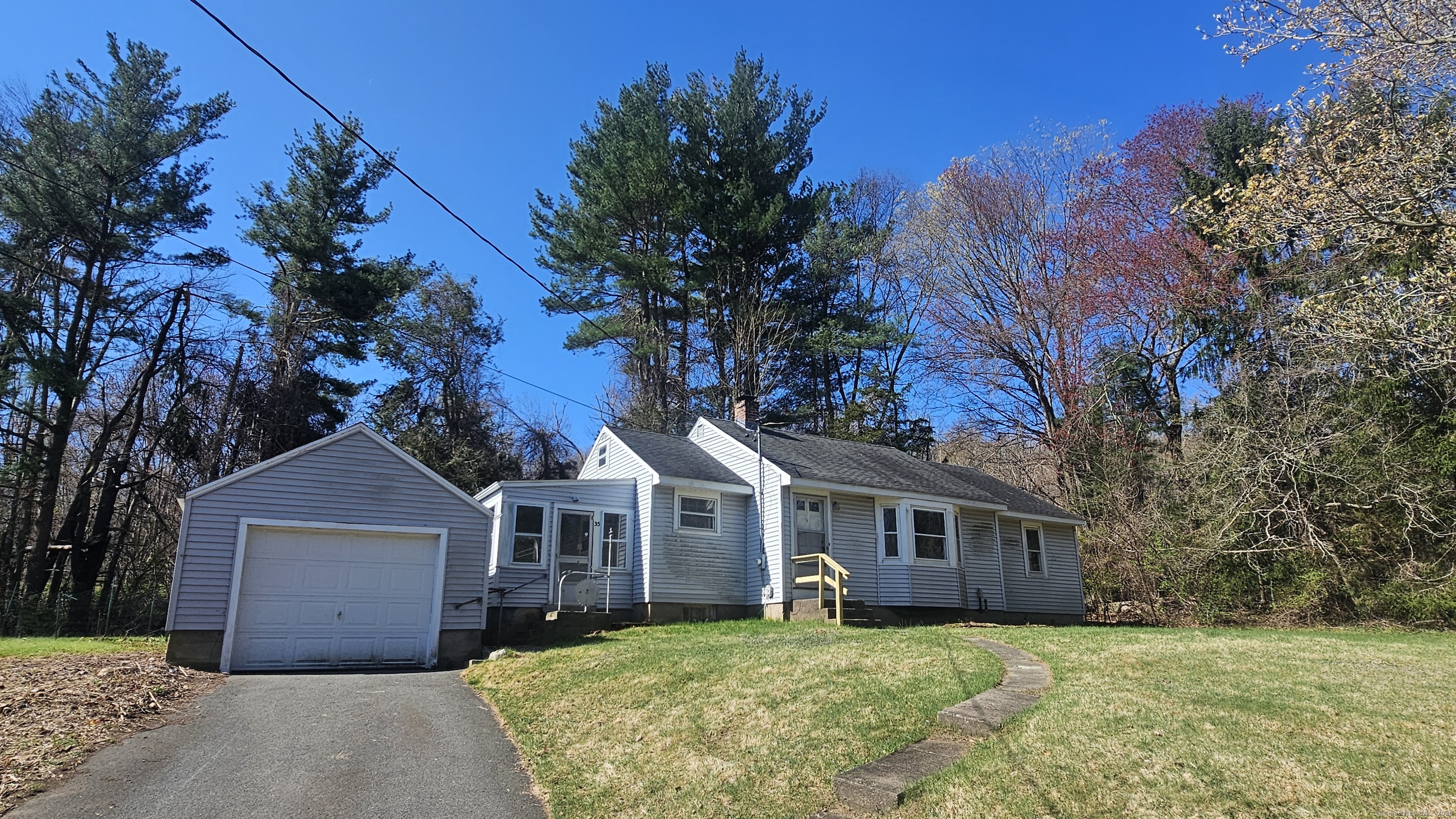 Thayer Road, Haddam, Connecticut - 3 Bedrooms  
1 Bathrooms  
5 Rooms - 