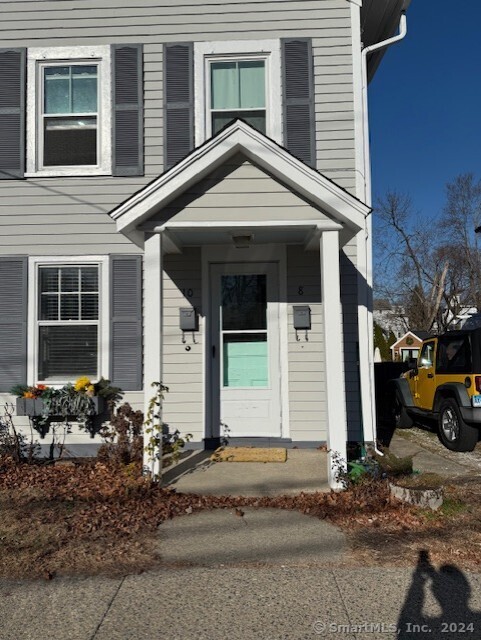 10 Central Avenue, Milford, Connecticut - 2 Bedrooms  
1 Bathrooms  
5 Rooms - 