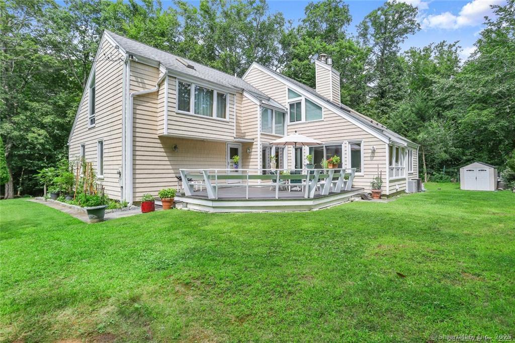 Northwood Lane, Stamford, Connecticut - 4 Bedrooms  
4 Bathrooms  
10 Rooms - 