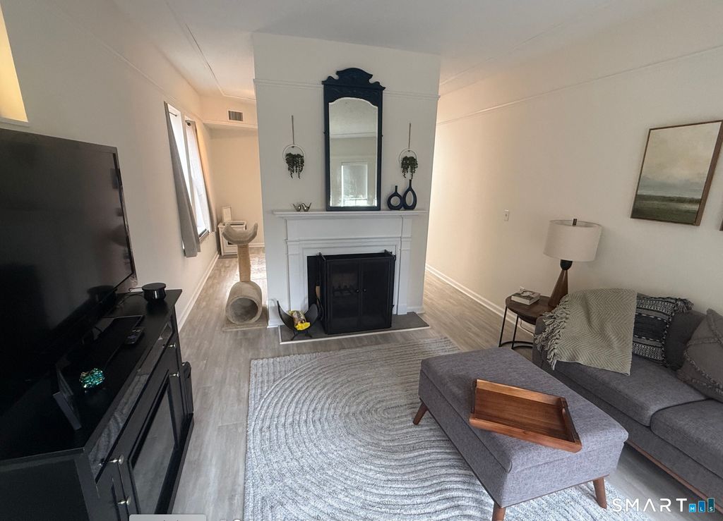 Photo of 16 Essex Street #5D, Hartford, CT 06114 (MLS # 24168265)