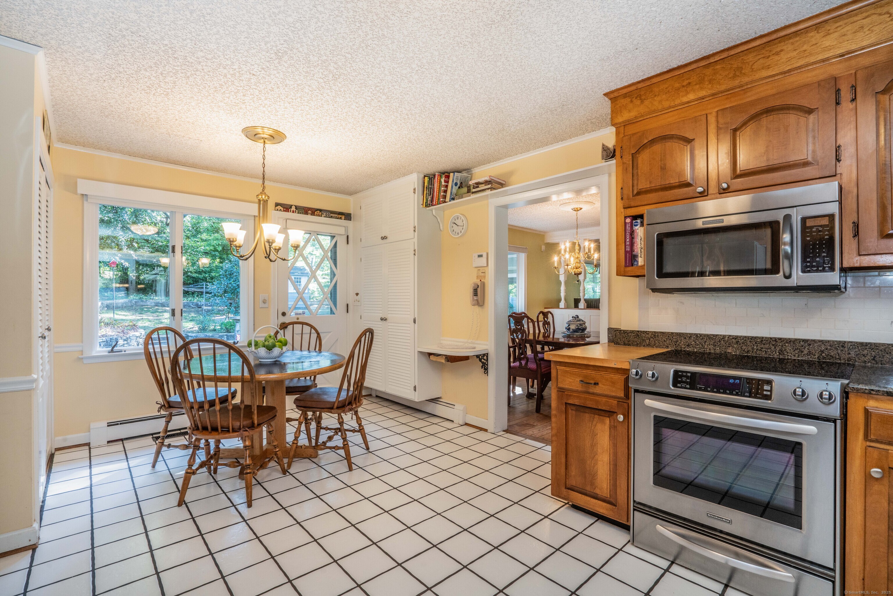 West Hartford, Connecticut 06107, United States, 4 Bedrooms Bedrooms, ,3 BathroomsBathrooms,Residential,Pending,208242