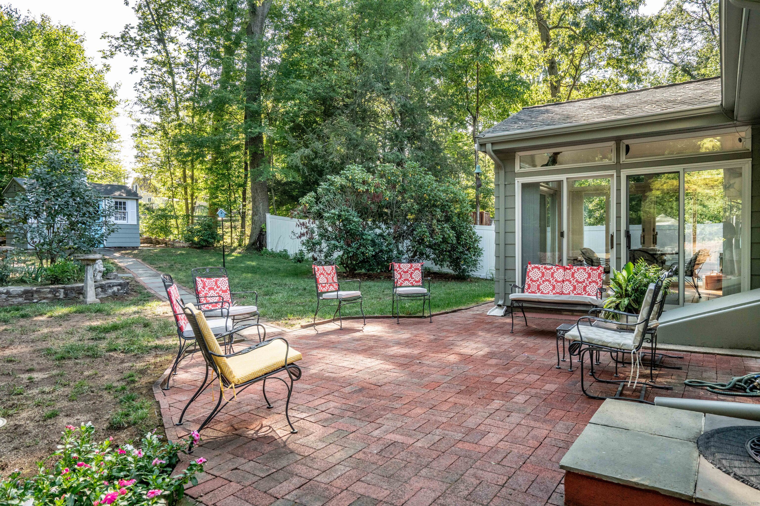 West Hartford, Connecticut 06107, United States, 4 Bedrooms Bedrooms, ,3 BathroomsBathrooms,Residential,Pending,208242