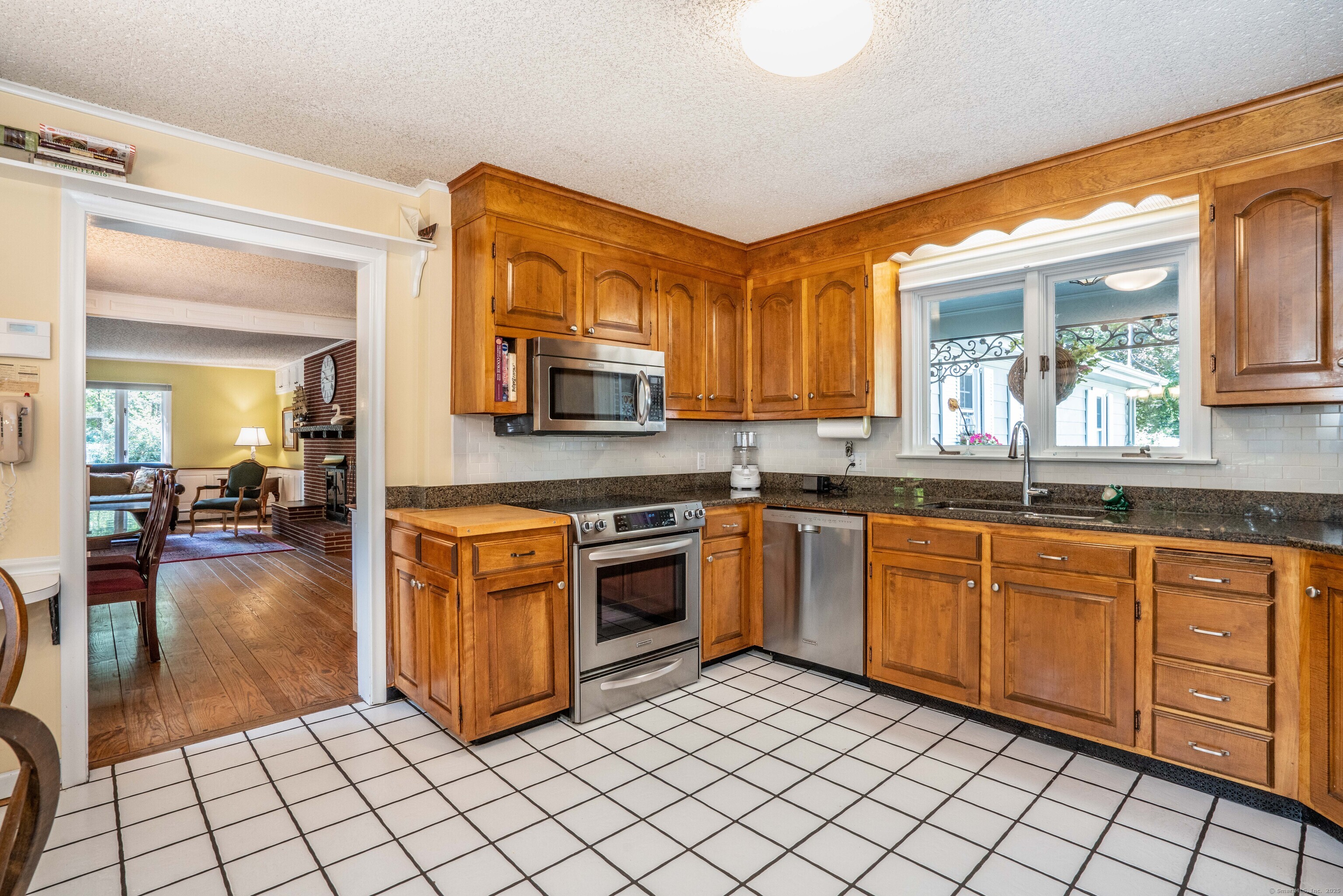 West Hartford, Connecticut 06107, United States, 4 Bedrooms Bedrooms, ,3 BathroomsBathrooms,Residential,Pending,208242