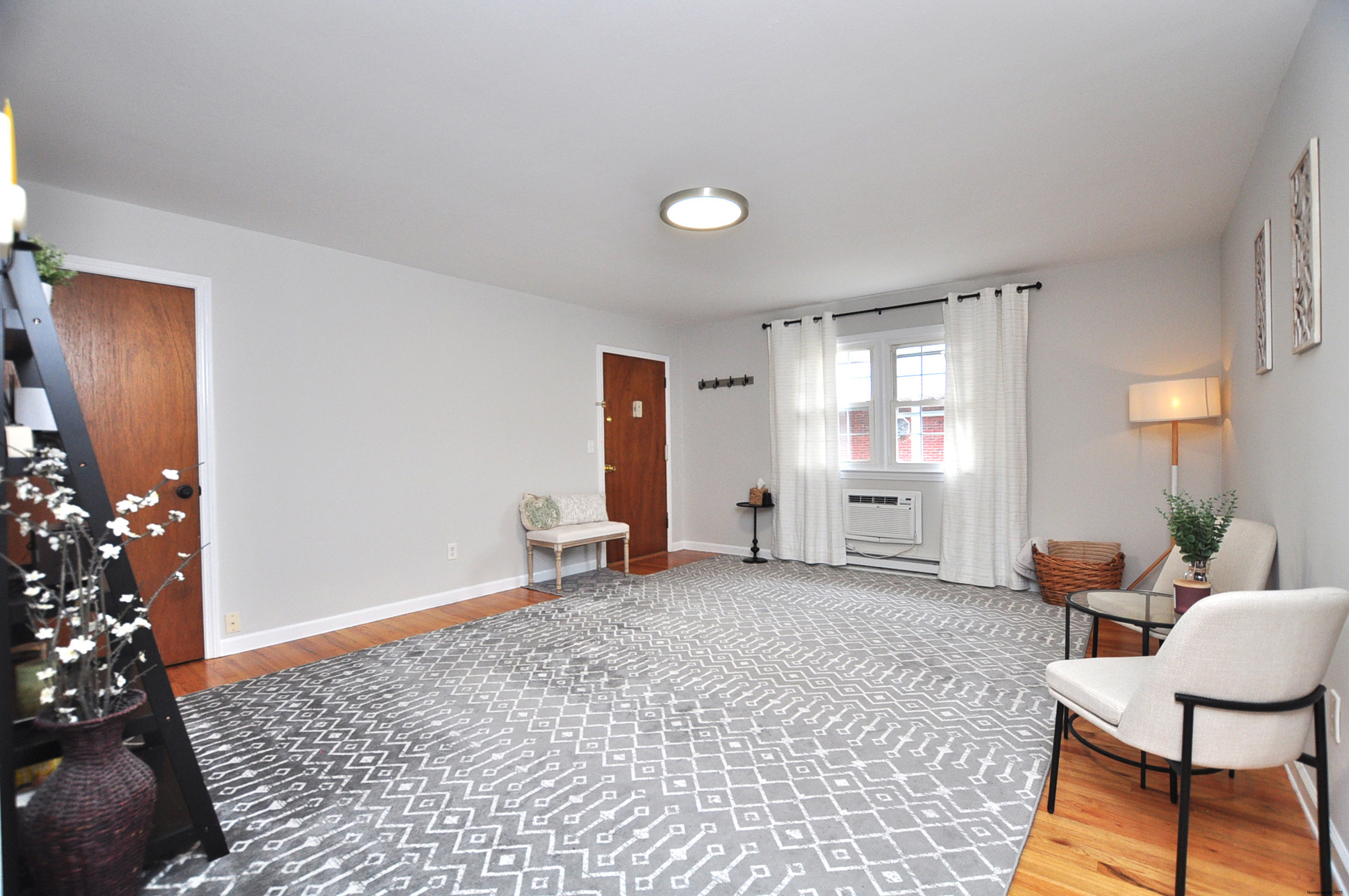 Simsbury, Connecticut 06081, United States, 2 Bedrooms Bedrooms, ,1 BathroomBathrooms,Residential,Coming Soon,238288