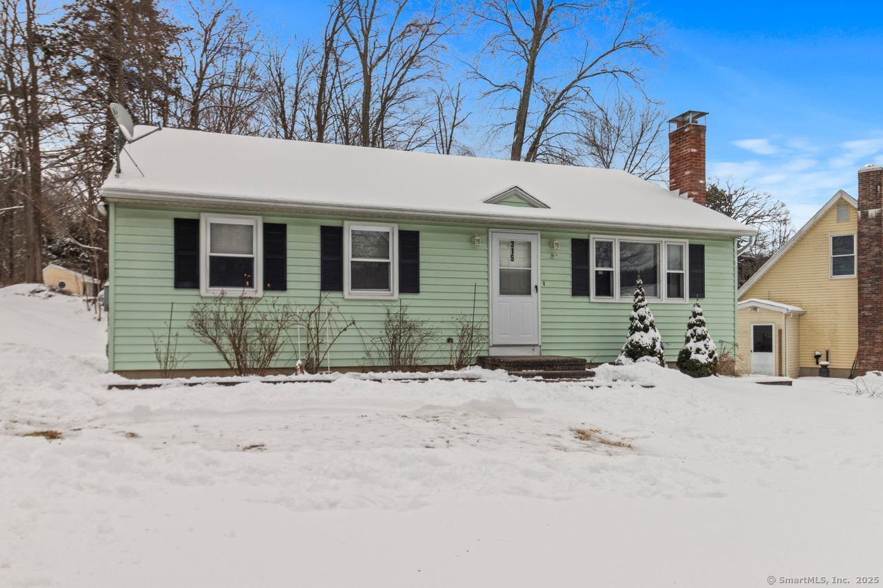 E Wakefield Boulevard, Winchester, Connecticut - 3 Bedrooms  
1 Bathrooms  
5 Rooms - 