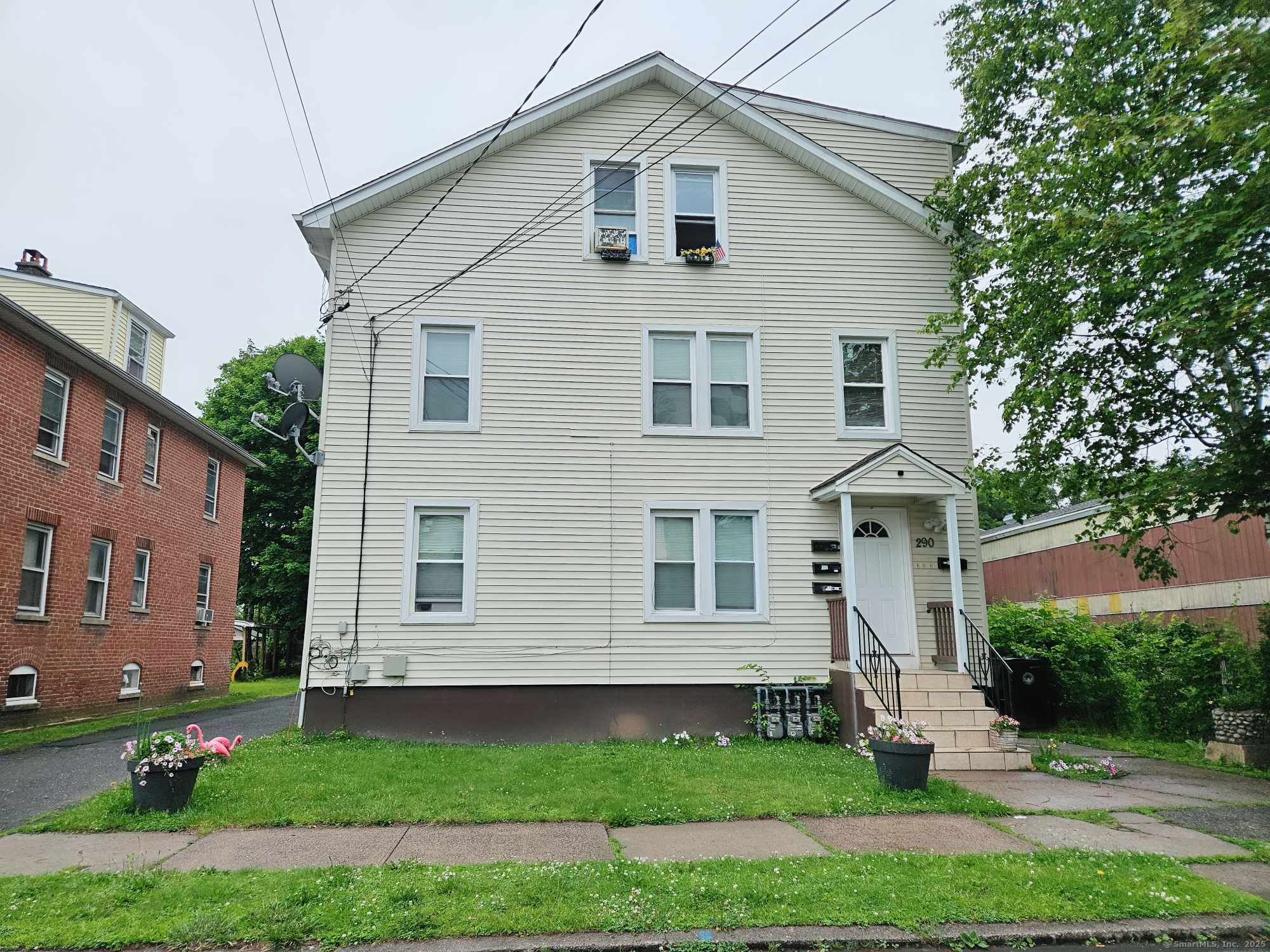 Lawlor Street, New Britain, Connecticut - 6 Bedrooms  
3 Bathrooms  
15 Rooms - 