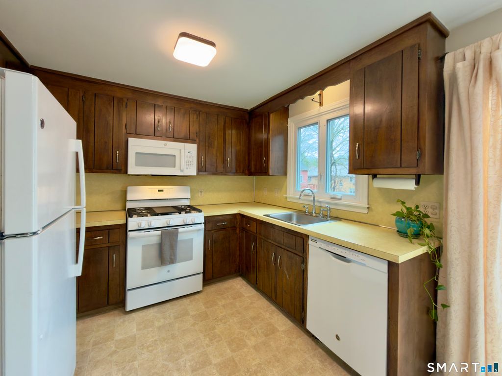 Photo of 36 Grove Street #E, Manchester, CT 06042 (MLS # 24163340)