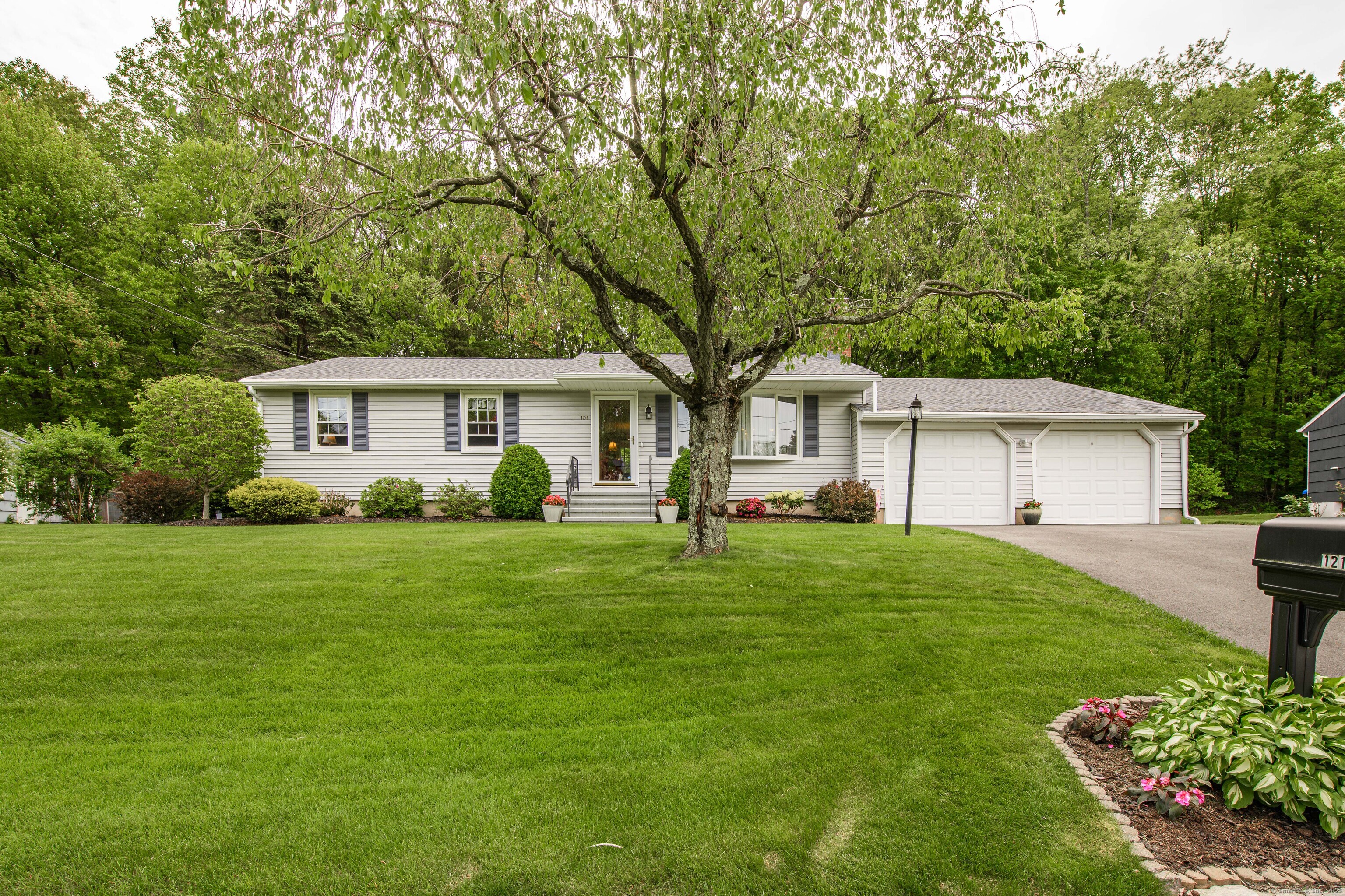 Property for Sale at Dinatali Drive, Waterbury, Connecticut - Bedrooms: 3 
Bathrooms: 2 
Rooms: 7  - $394,000