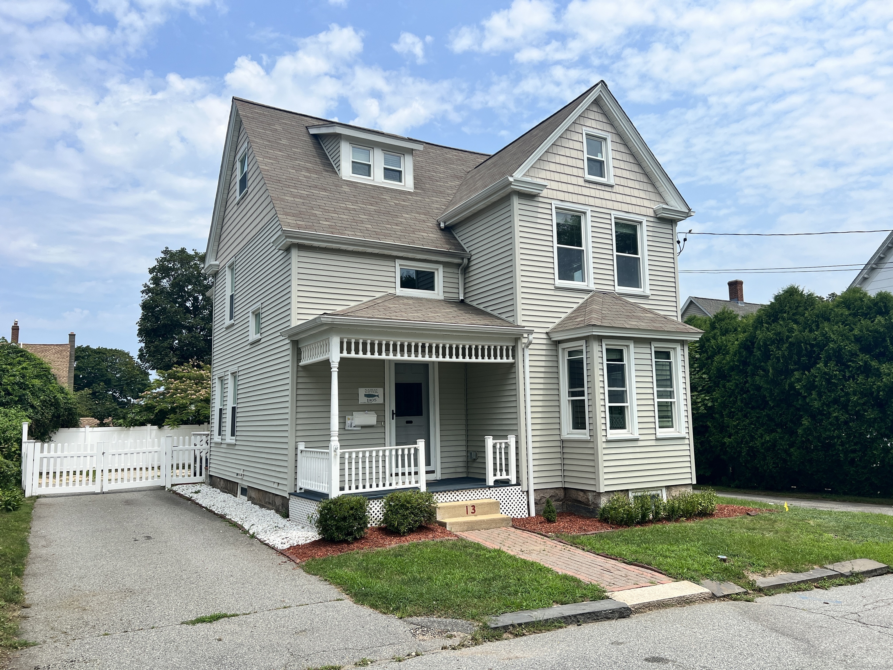 Property for Sale at 13 Avery Court, New London, Connecticut - Bedrooms: 3 
Bathrooms: 3 
Rooms: 9  - $425,000