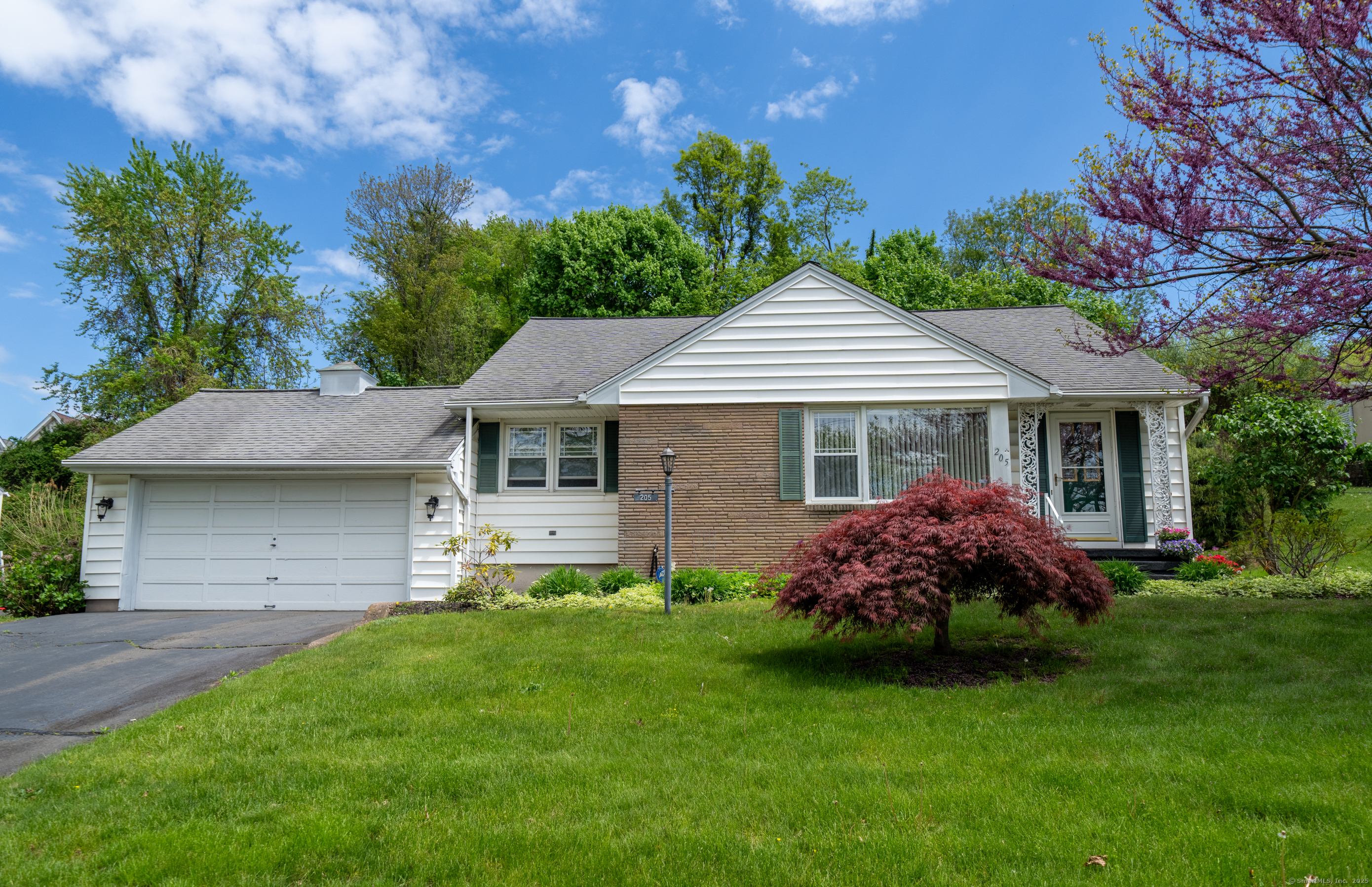 Property for Sale at Elaine Terrace, New Haven, Connecticut - Bedrooms: 3 
Bathrooms: 2 
Rooms: 6  - $384,900