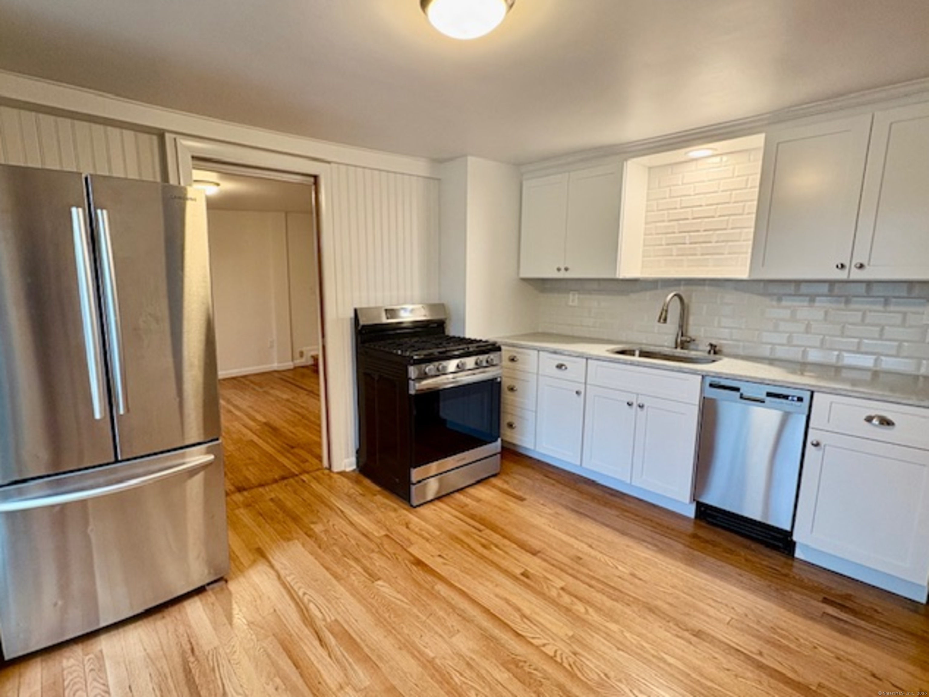 Highland Avenue, Branford, Connecticut - 1 Bedrooms  
1 Bathrooms  
3 Rooms - 