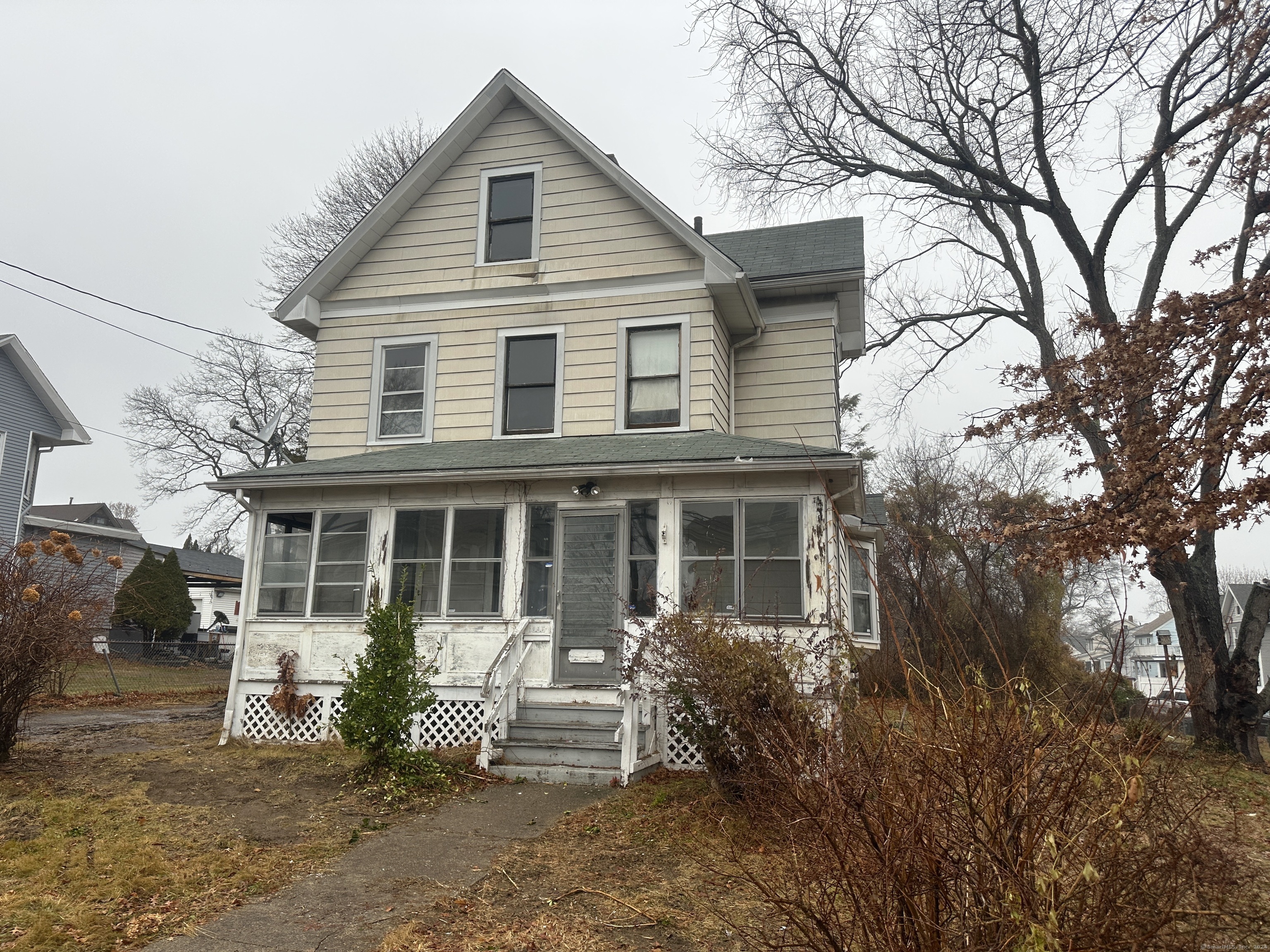 1096 Hillside Avenue, Stratford, Connecticut - 2 Bedrooms  
2 Bathrooms  
5 Rooms - 