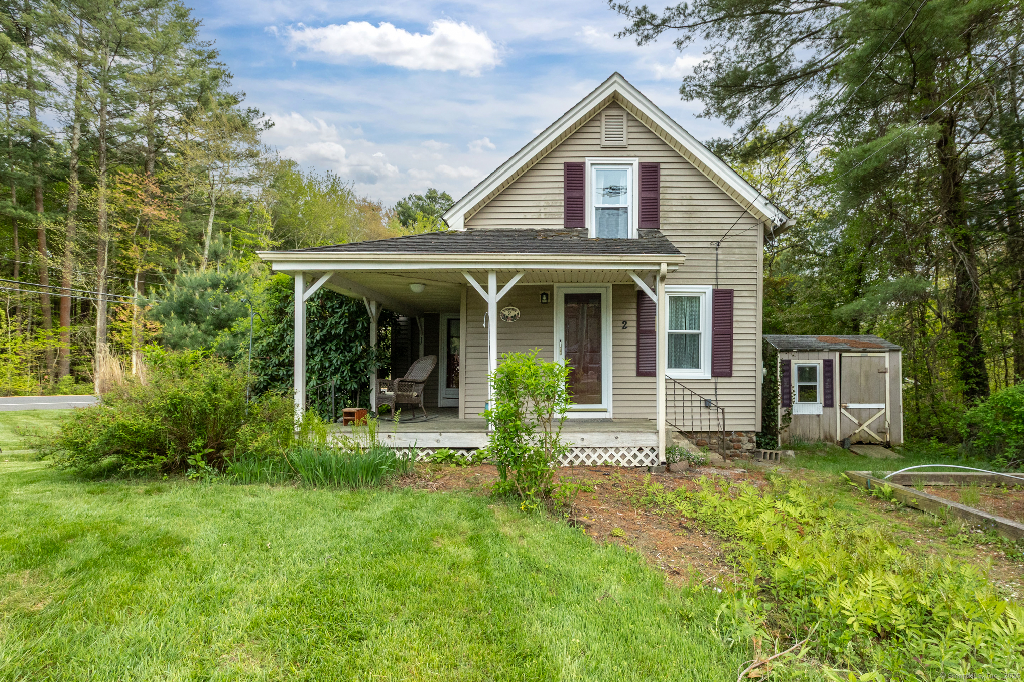 Crystal Lake Road, Ellington, Connecticut - 2 Bedrooms  
1 Bathrooms  
5 Rooms - 