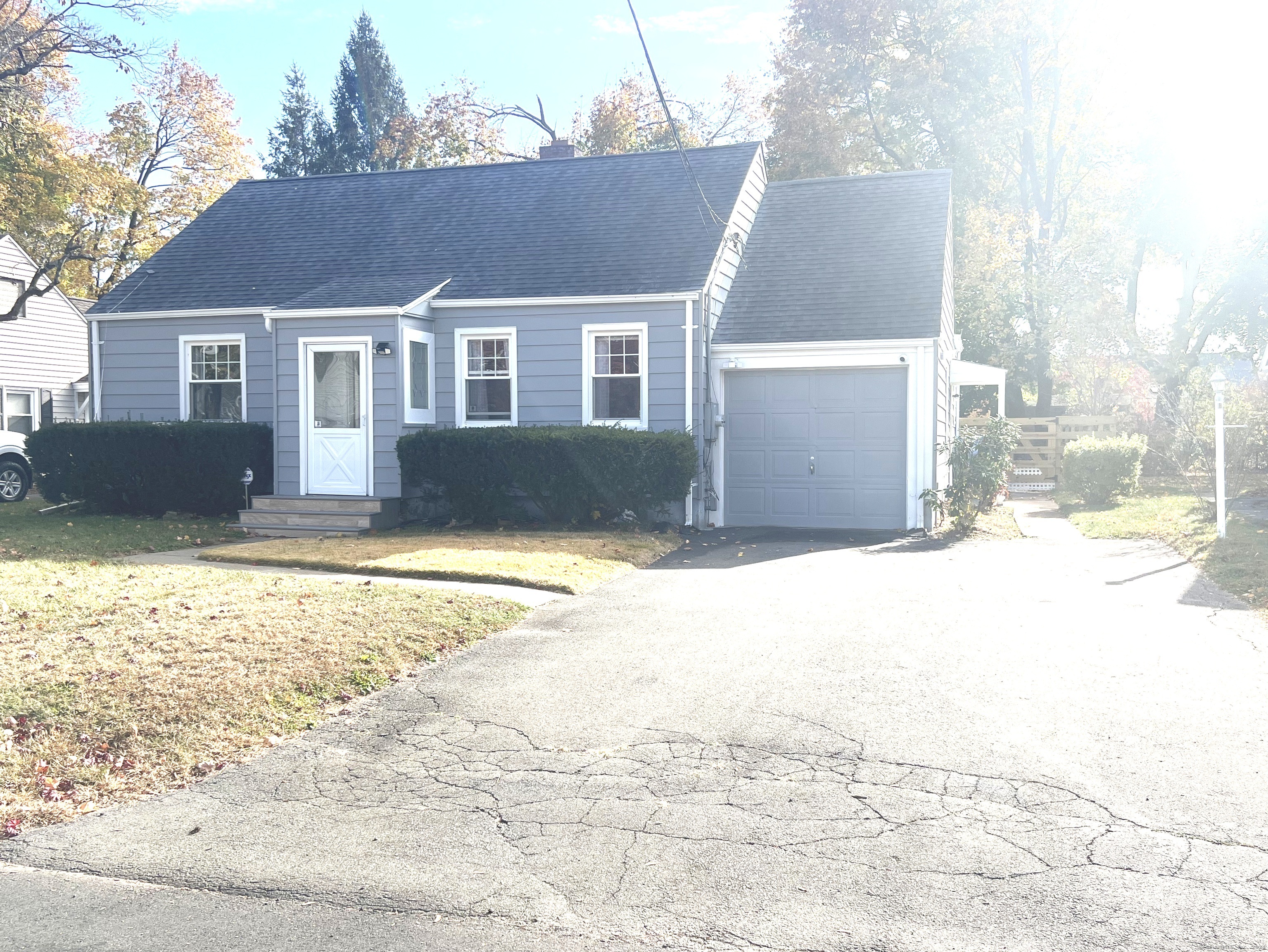 62 Hayward Road, Hamden, Connecticut - 3 Bedrooms  
1 Bathrooms  
7 Rooms - 