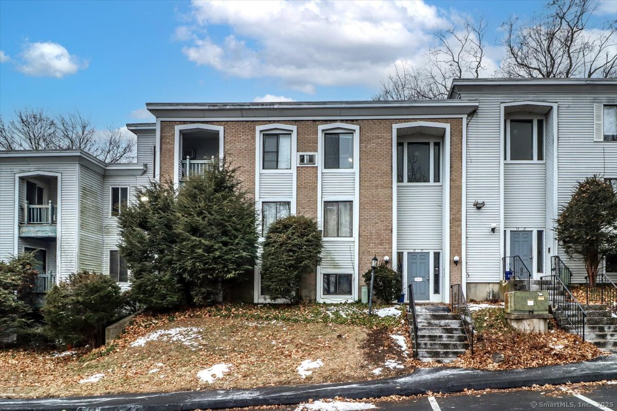 South Street Apt 11, Danbury, Connecticut - 2 Bedrooms  
1 Bathrooms  
4 Rooms - 