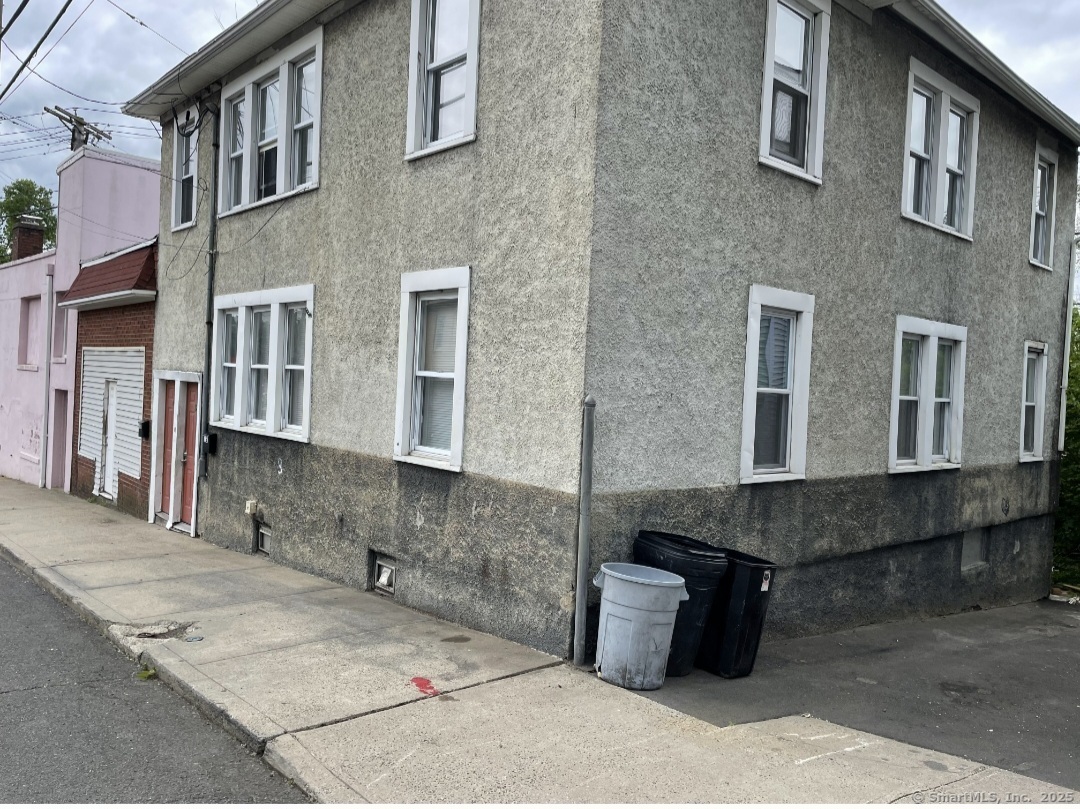 Bank Street, Derby, Connecticut - 6 Bedrooms  
2 Bathrooms  
10 Rooms - 