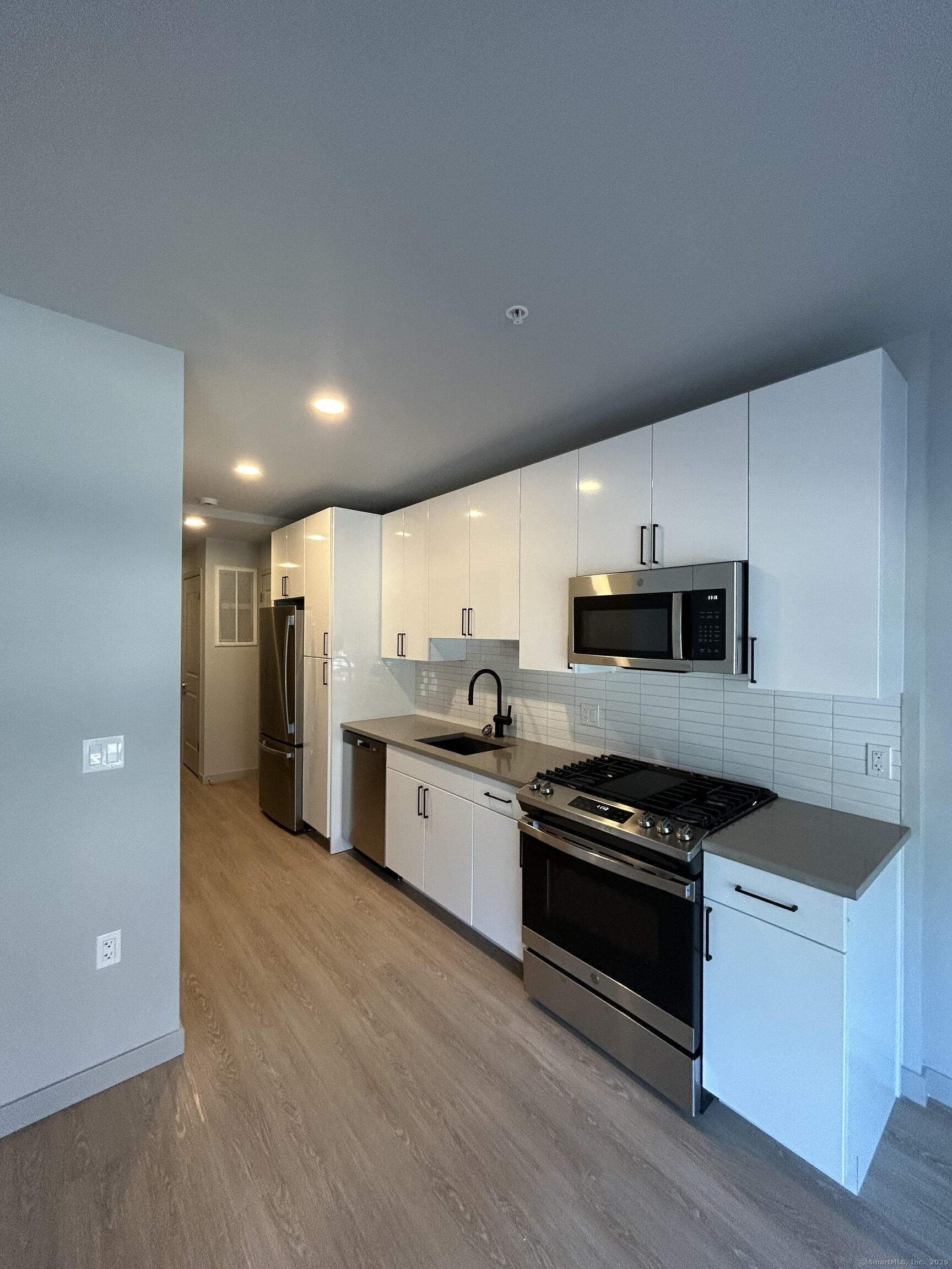 Property for Sale at Summer Street 749, Stamford, Connecticut - Bedrooms: 1 
Bathrooms: 1 
Rooms: 2  - $2,191