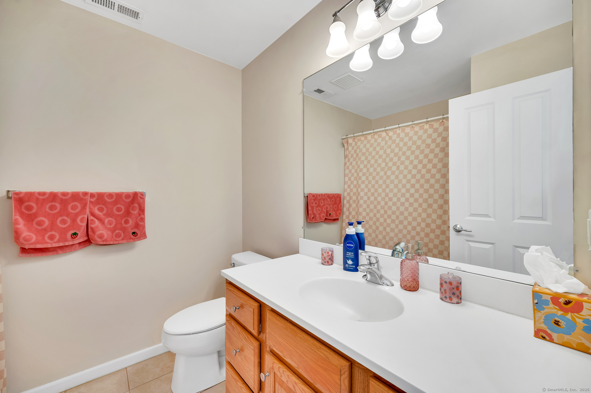 Newington, Connecticut 06111, United States, 2 Bedrooms Bedrooms, ,3 BathroomsBathrooms,Residential,Pending,4857