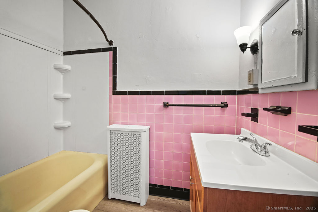 New Britain, Connecticut 06053, United States, 6 Bedrooms Bedrooms, ,2 BathroomsBathrooms,Residential,Active,13037