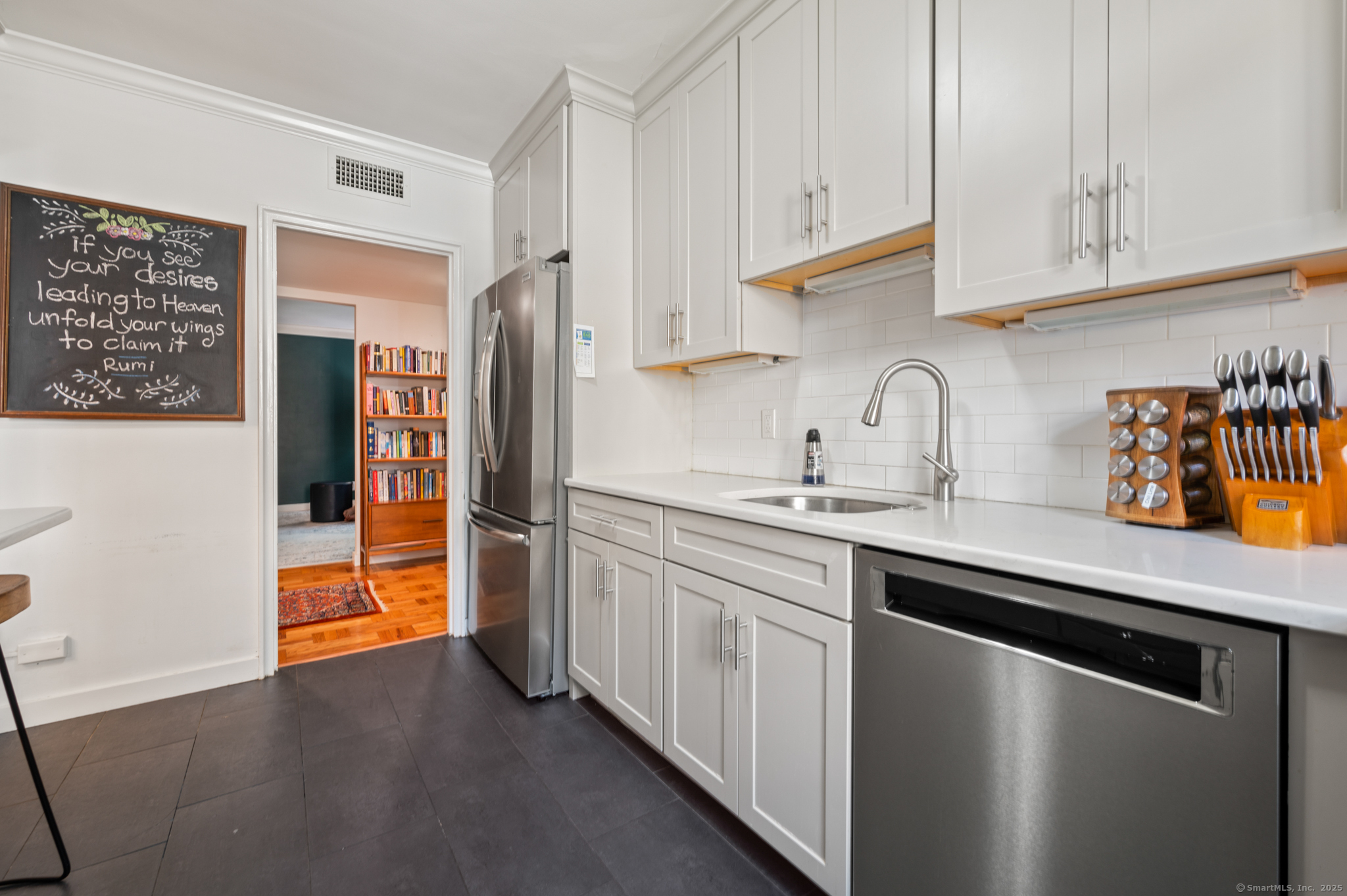Rental Property at Farmington Avenue Apt 202, West Hartford, Connecticut - Bedrooms: 2 
Bathrooms: 1 
Rooms: 5  - $2,400 MO.