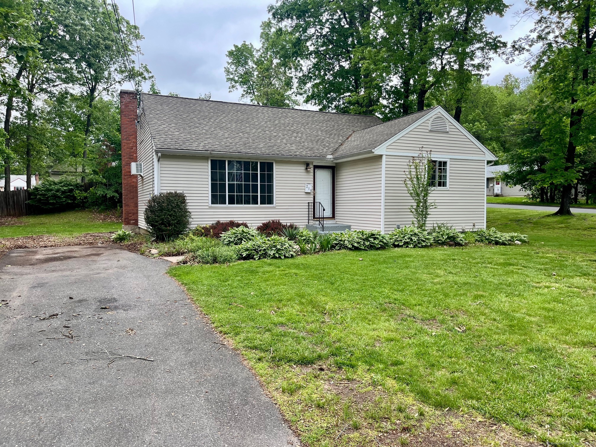 French Street, Bristol, Connecticut - 3 Bedrooms  
1 Bathrooms  
7 Rooms - 