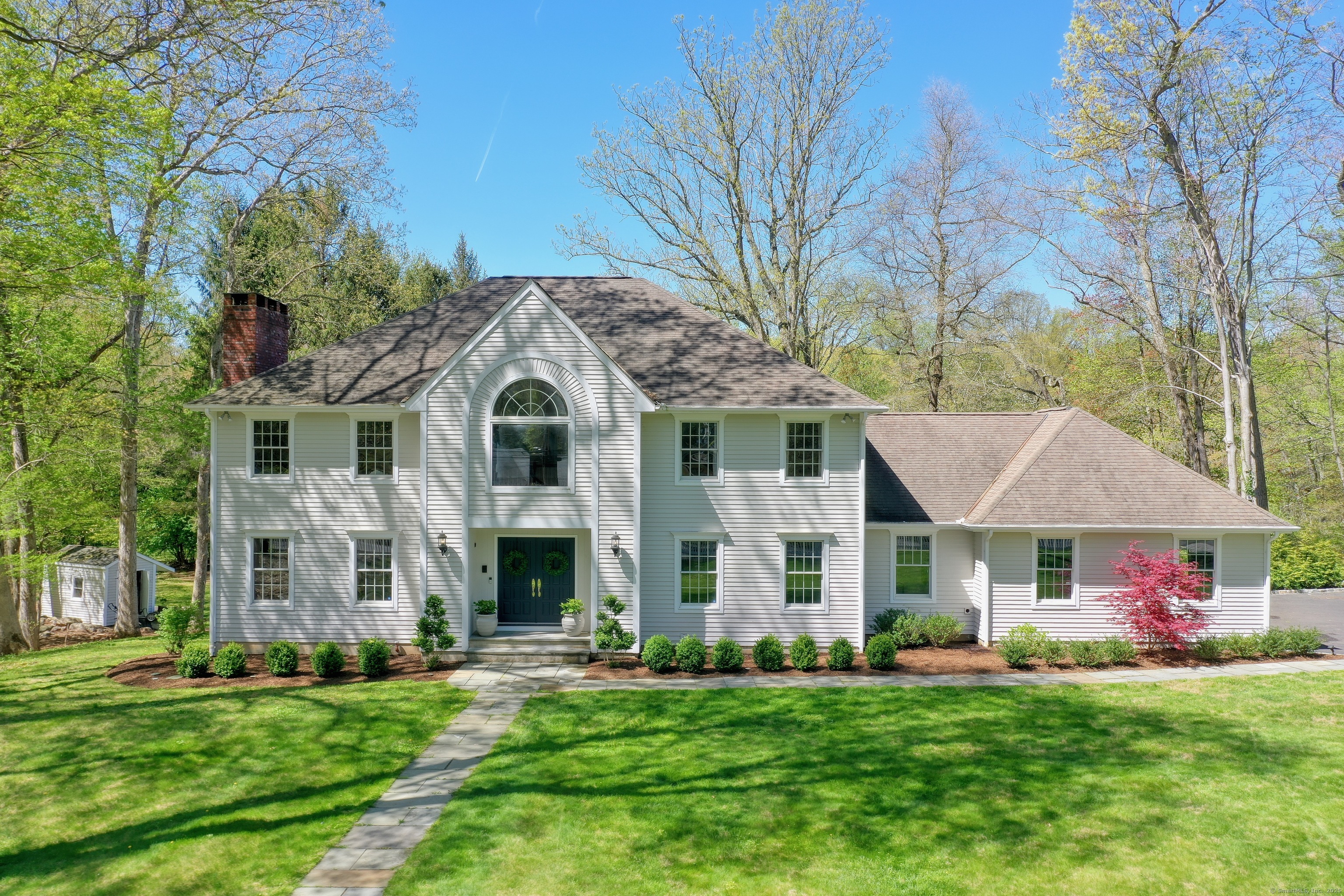Cedarwood Road, Stamford, Connecticut - 4 Bedrooms  
4 Bathrooms  
8 Rooms - 