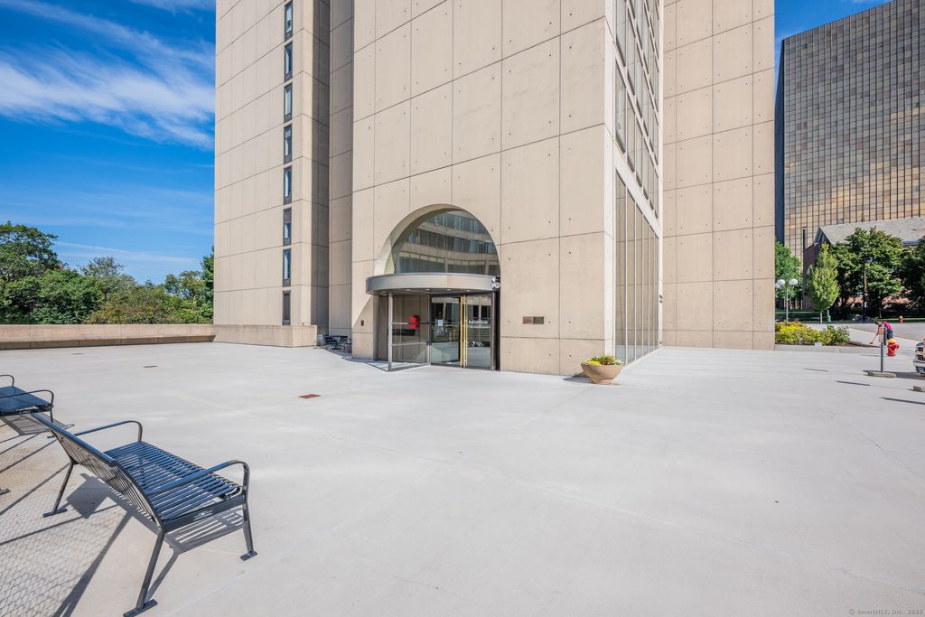 Photo of 1 Gold Street #APT 9D, Hartford, CT 06103 (MLS # 24149907)