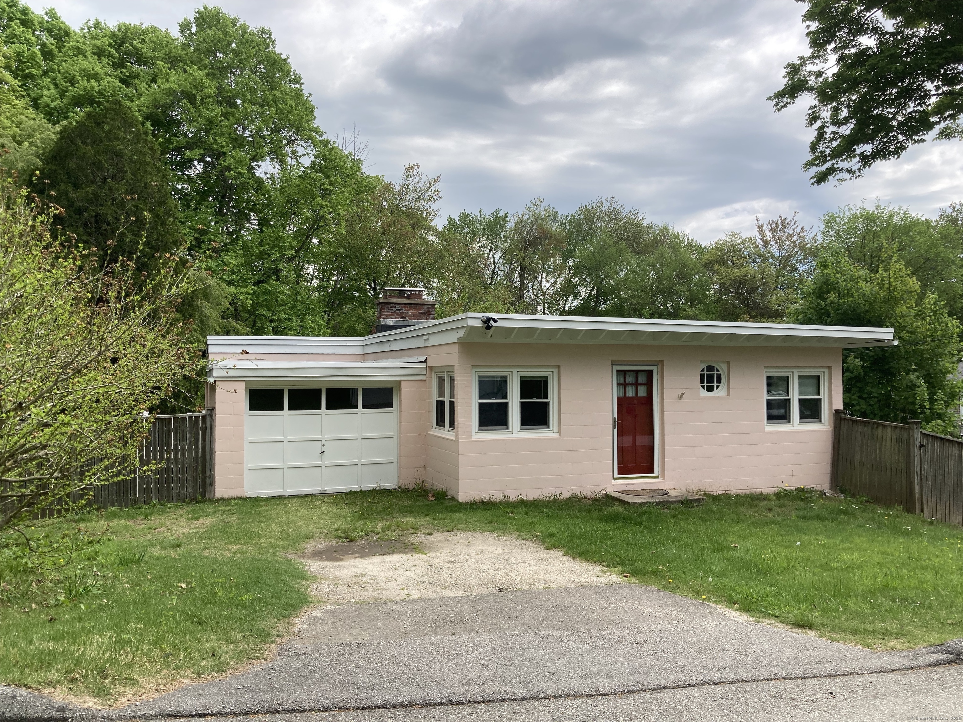 Phelps Lane, Deep River, Connecticut - 3 Bedrooms  
1 Bathrooms  
5 Rooms - 