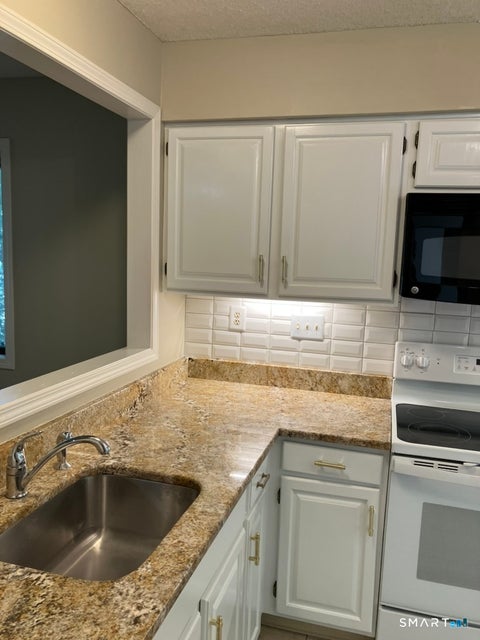 Tiny photo for 5 Overlook Court #5, Avon, CT 06001 (MLS # 24204909)