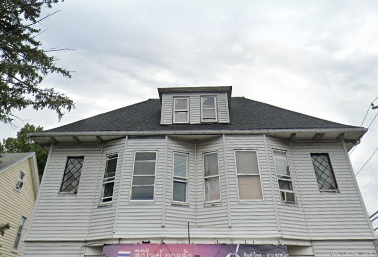 Rental Property at Maplewood Avenue, Bridgeport, Connecticut - Bedrooms: 5 
Bathrooms: 2 
Rooms: 9  - $3,350 MO.