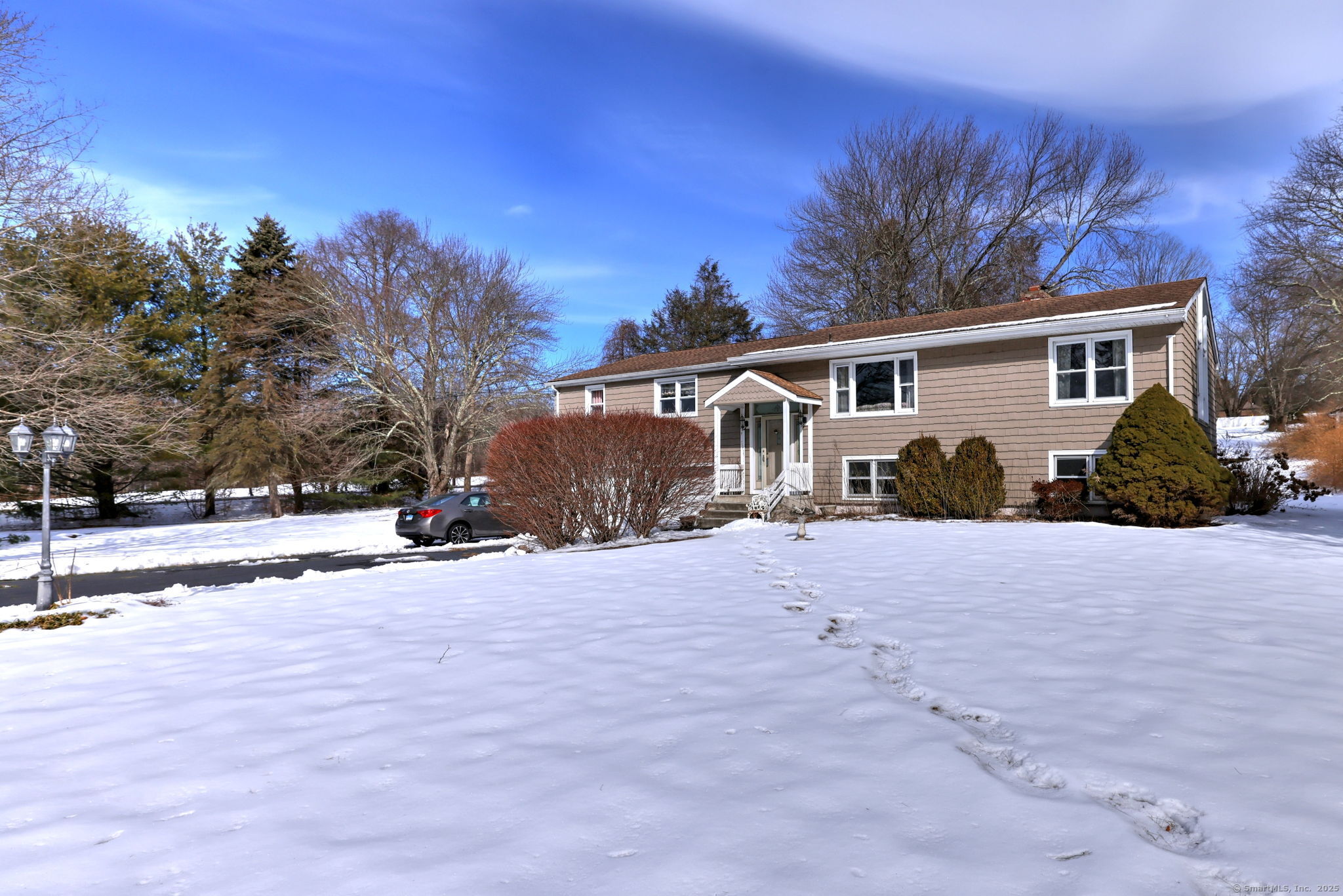 Russell Court, Orange, Connecticut - 4 Bedrooms  
3 Bathrooms  
10 Rooms - 