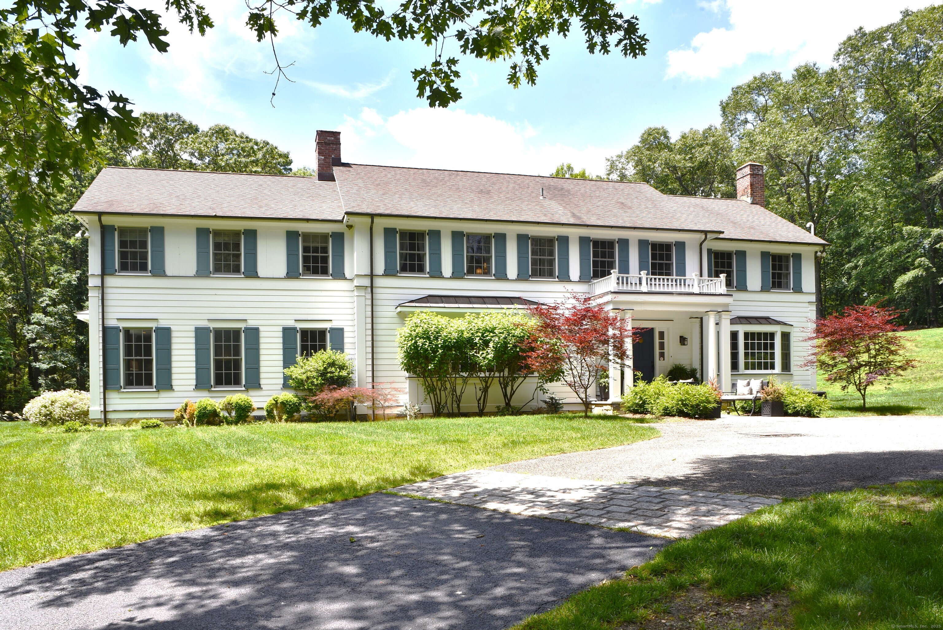 Squires Lane, New Canaan, Connecticut - 5 Bedrooms  
6.5 Bathrooms  
11 Rooms - 