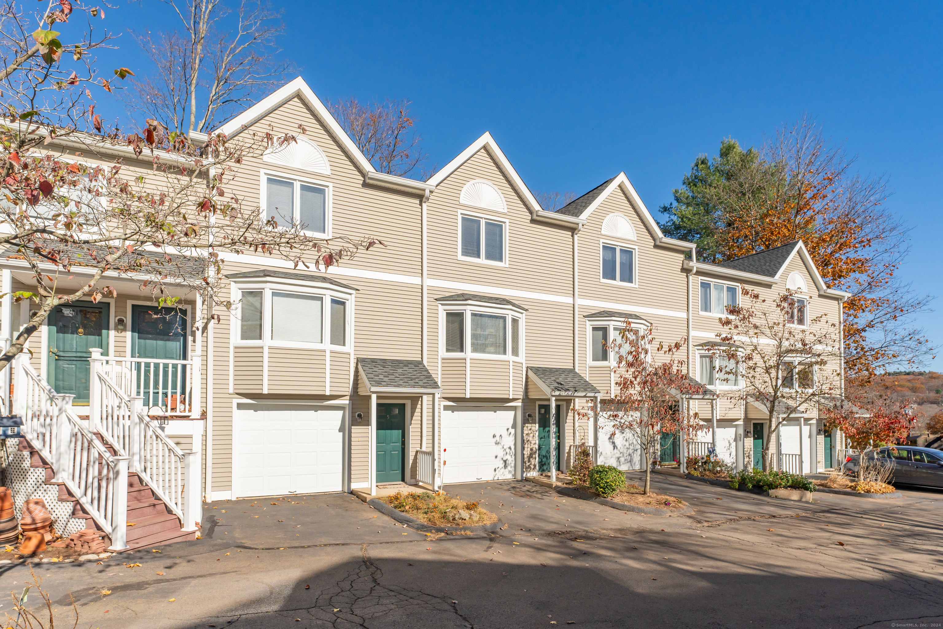 2838 Whitney Avenue Apt 4, Hamden, Connecticut - 2 Bedrooms  
3 Bathrooms  
5 Rooms - 