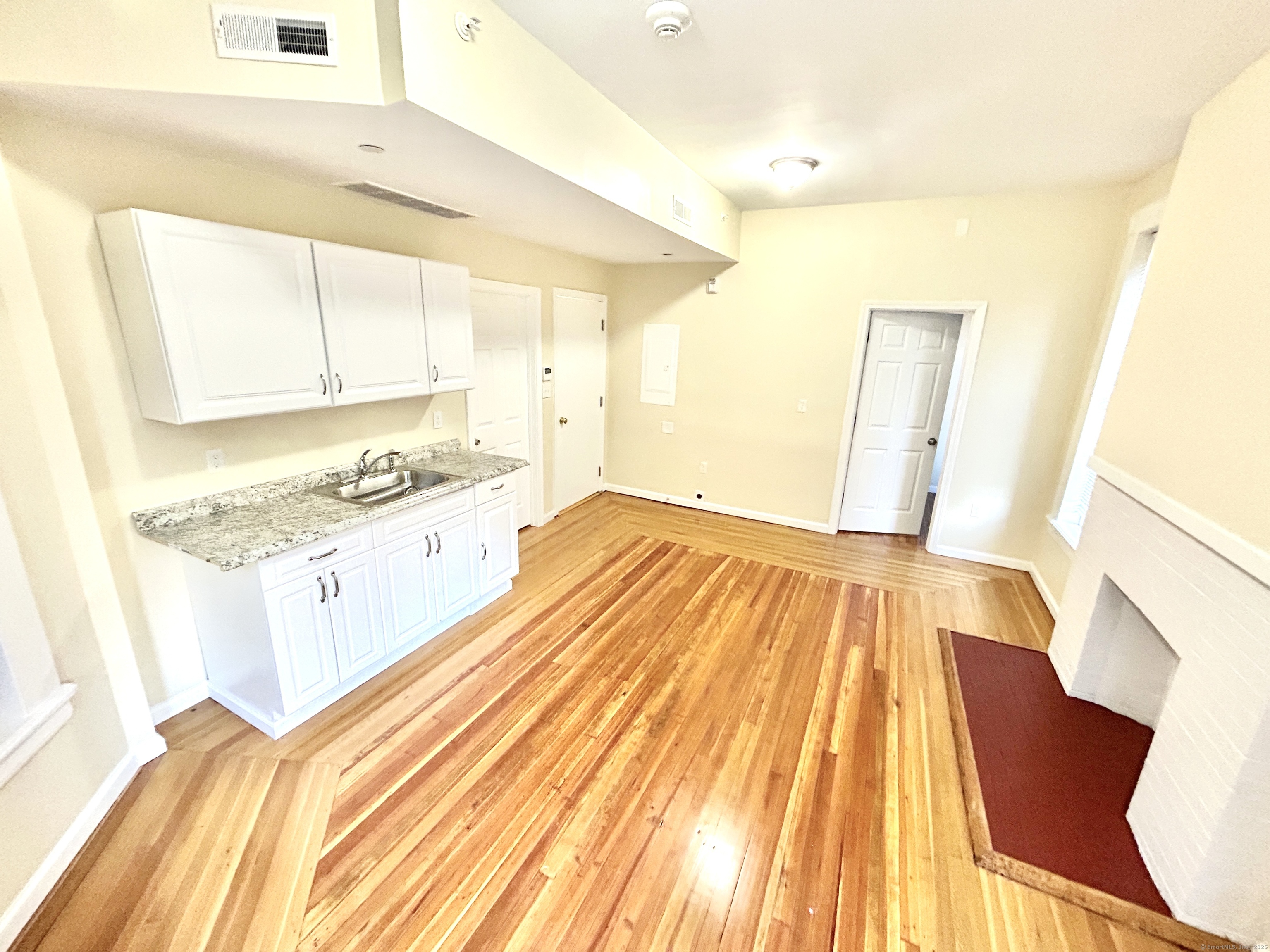 Photo 1 of W Main Street 2F, Waterbury, Connecticut, $1,050, Web #: 24068538