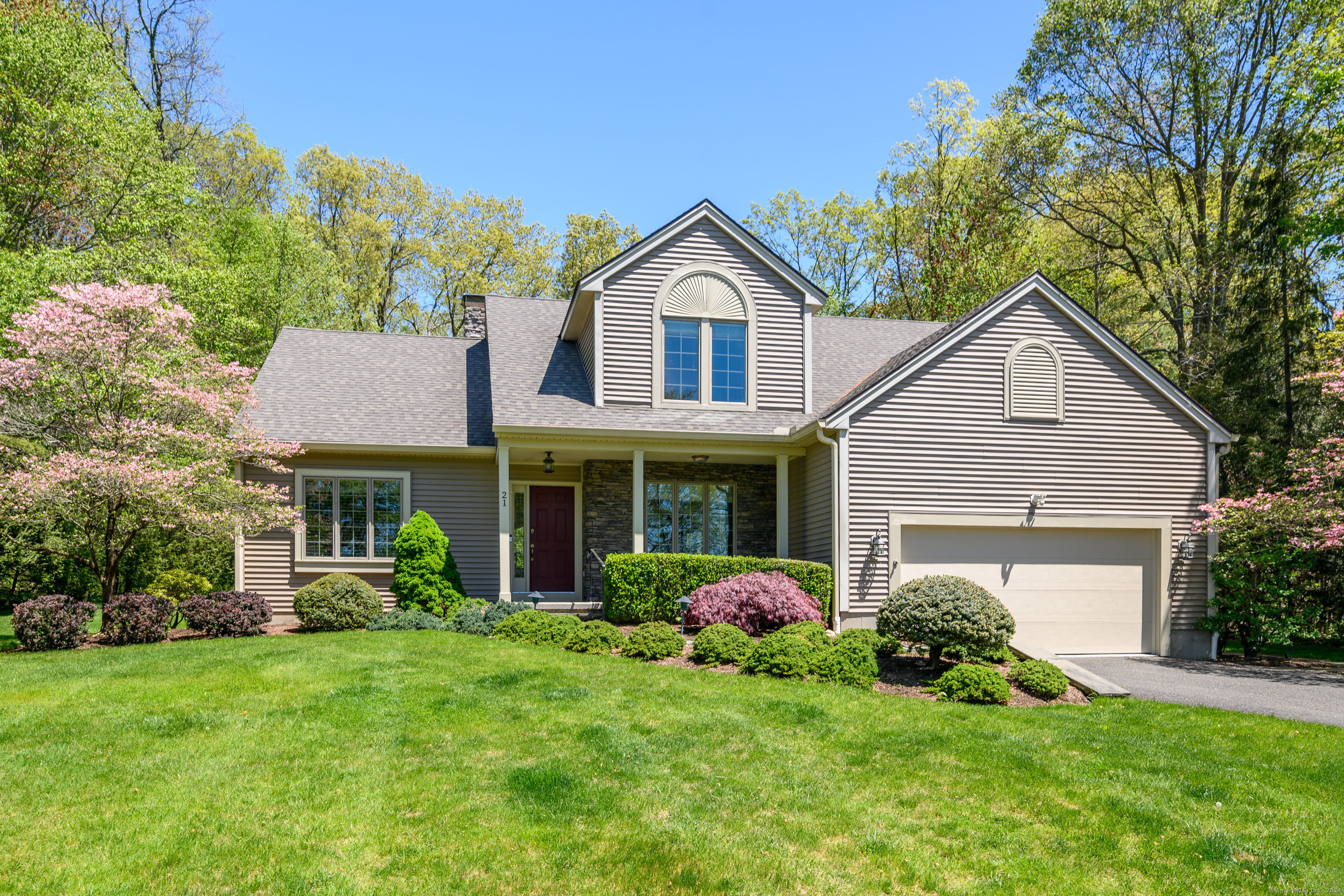 21 Indian Trail, Brookfield, Connecticut - 3 Bedrooms  
3 Bathrooms  
7 Rooms - 