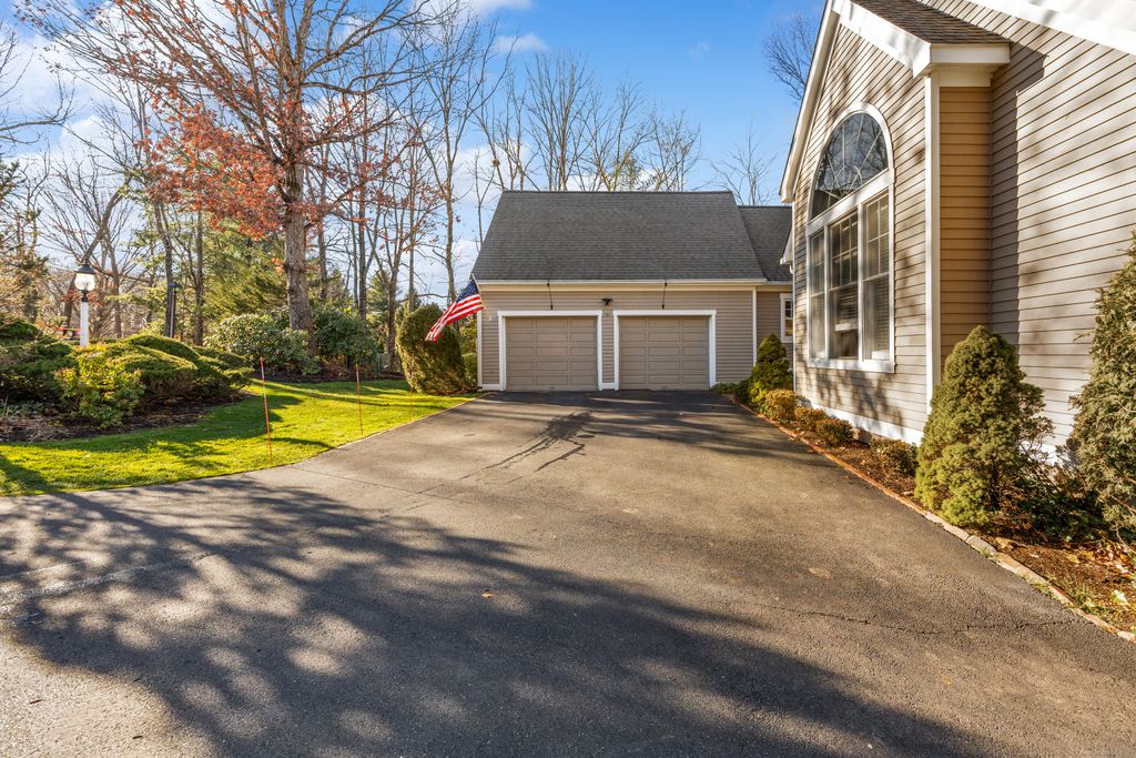 Photo of 462 Castle Glenn, Cheshire, CT 06410 (MLS # 24142999)
