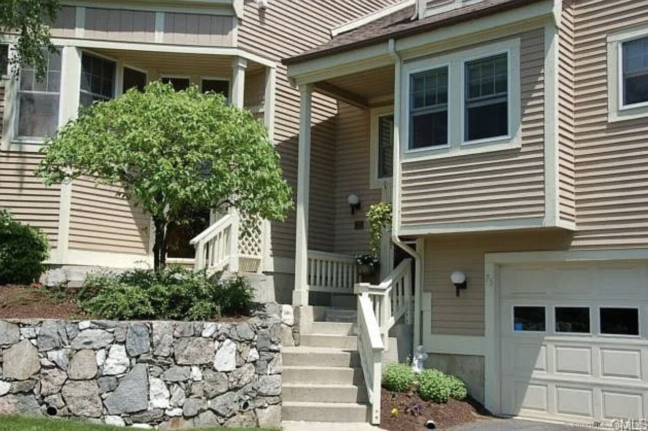 Brittania Road 75, Danbury, Connecticut - 2 Bedrooms  
3 Bathrooms  
5 Rooms - 