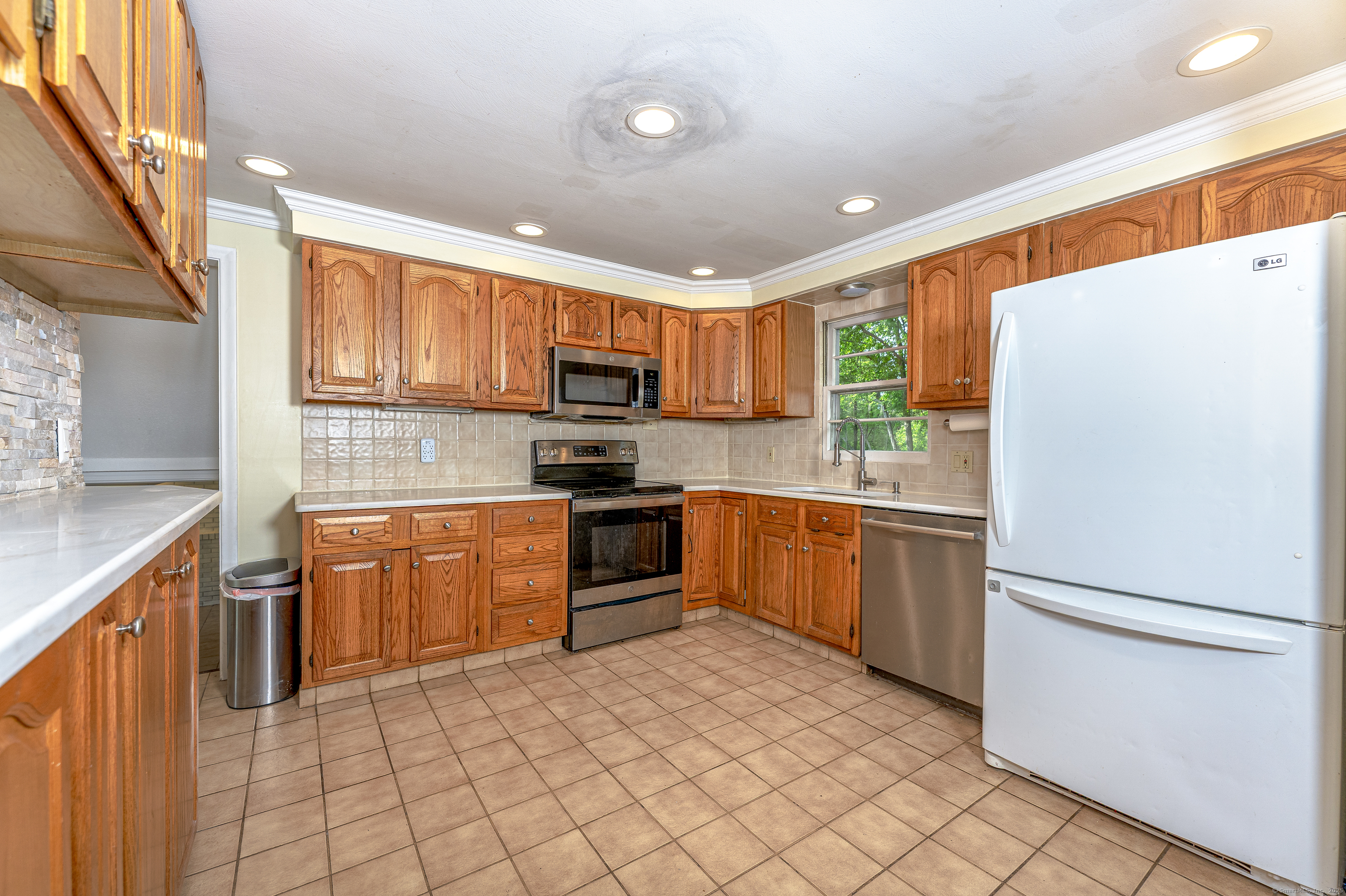 11 Cindy Lane, North Haven, Connecticut image 10