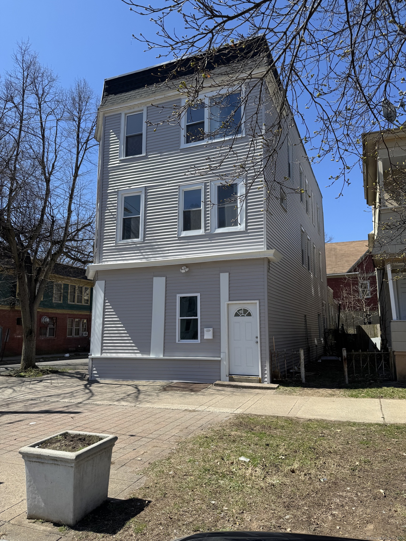 Dixwell Avenue 1B, New Haven, Connecticut - 2 Bedrooms  
1 Bathrooms  
3 Rooms - 